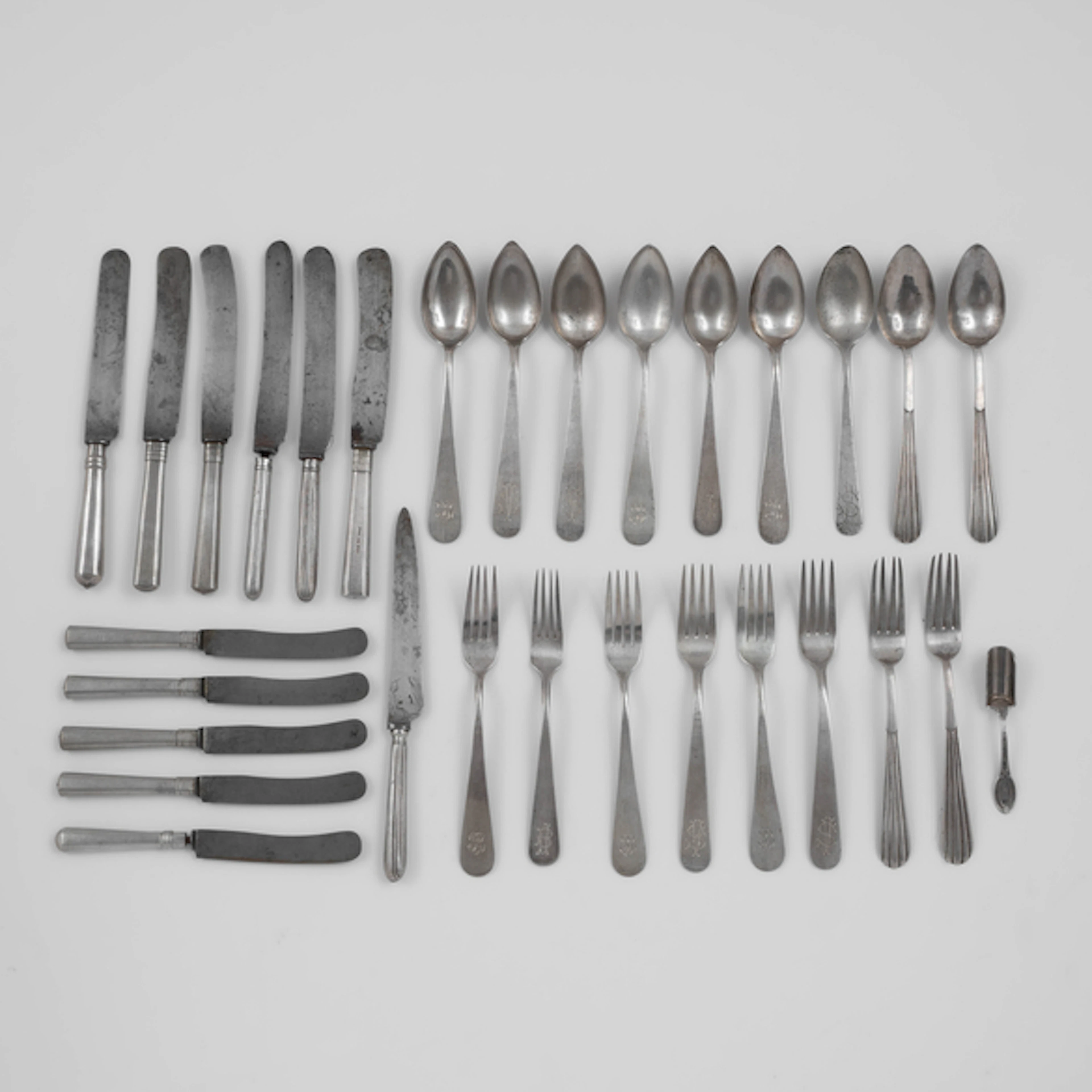 Cubertería incompleta en plata española de diferentes cuberterías