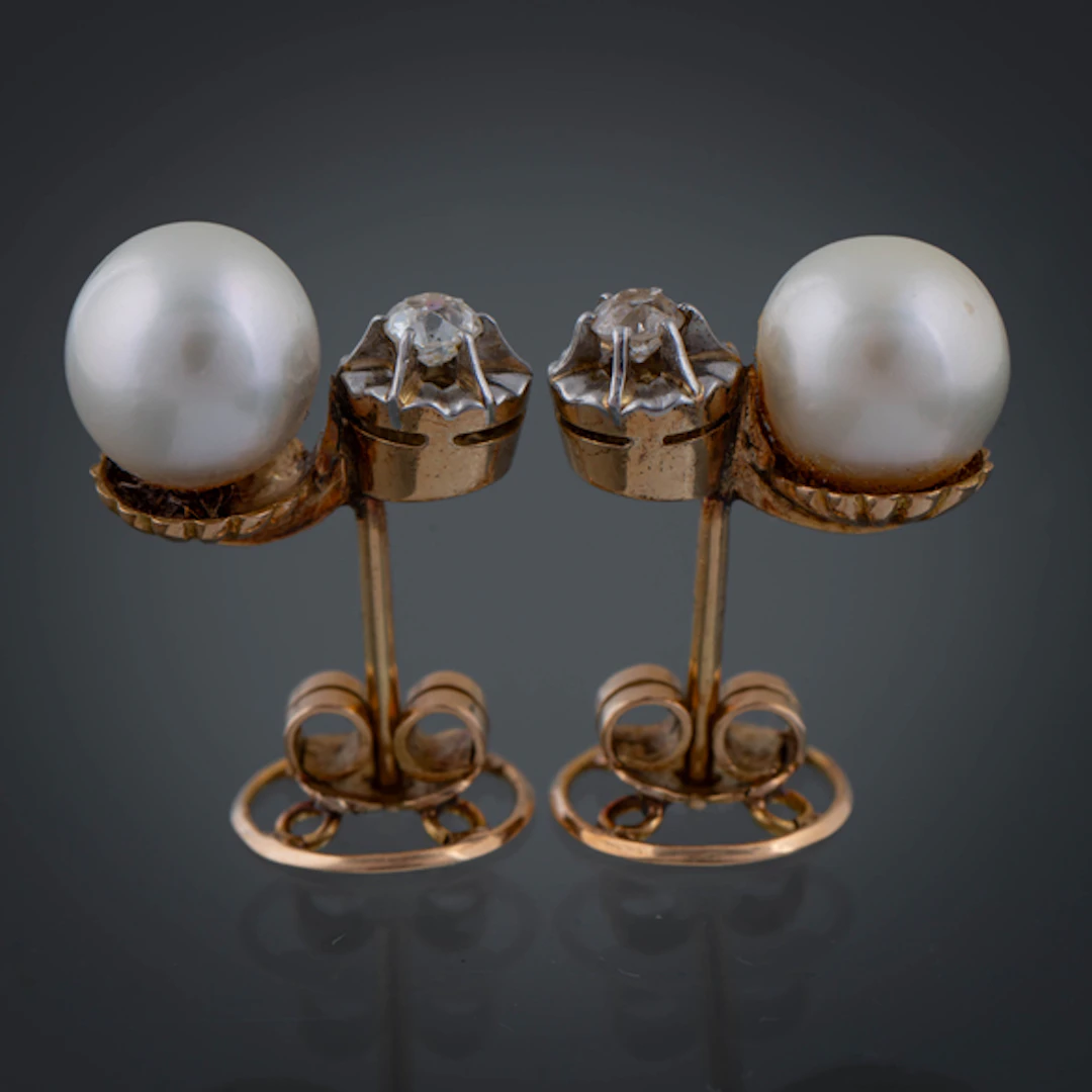 Pareja de pendientes en oro amarillo de 18 kt con perla cultivada