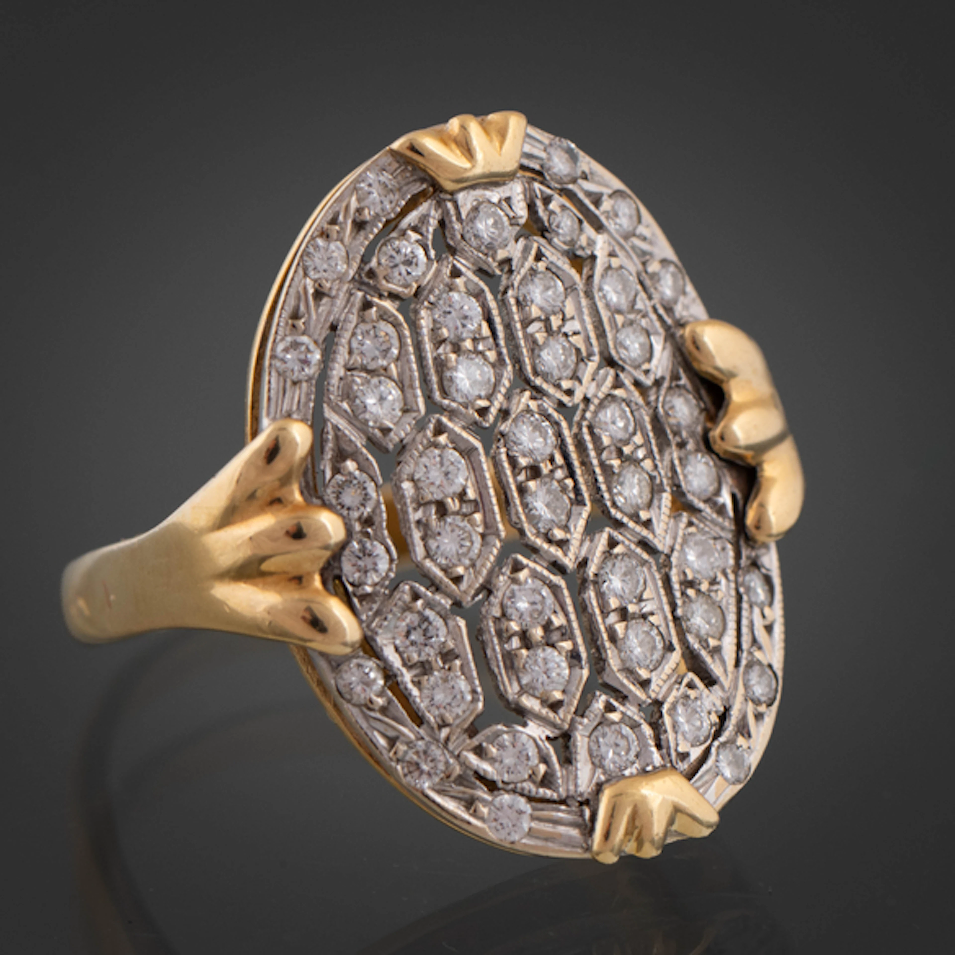 Anillo de tipo marquesa en oro de tonos de 18kt decorado con pavé