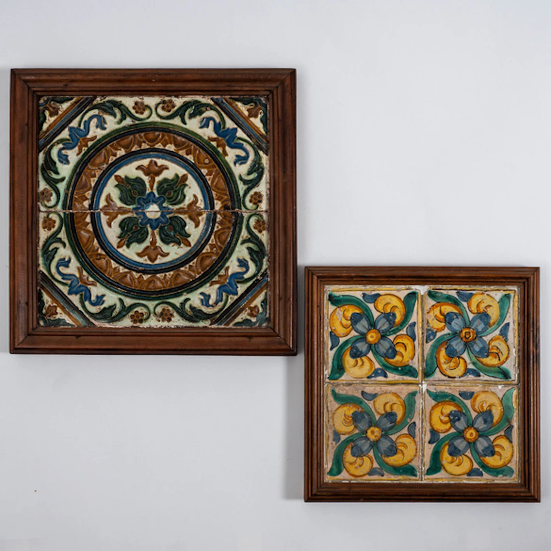Conjunto de dos plafones compuesto por cuatro azulejos en cerámica