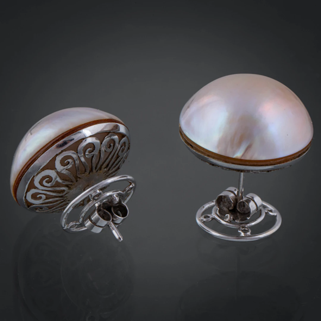 Pareja de pendientes en oro blanco de 18 kt y perlas mabé.