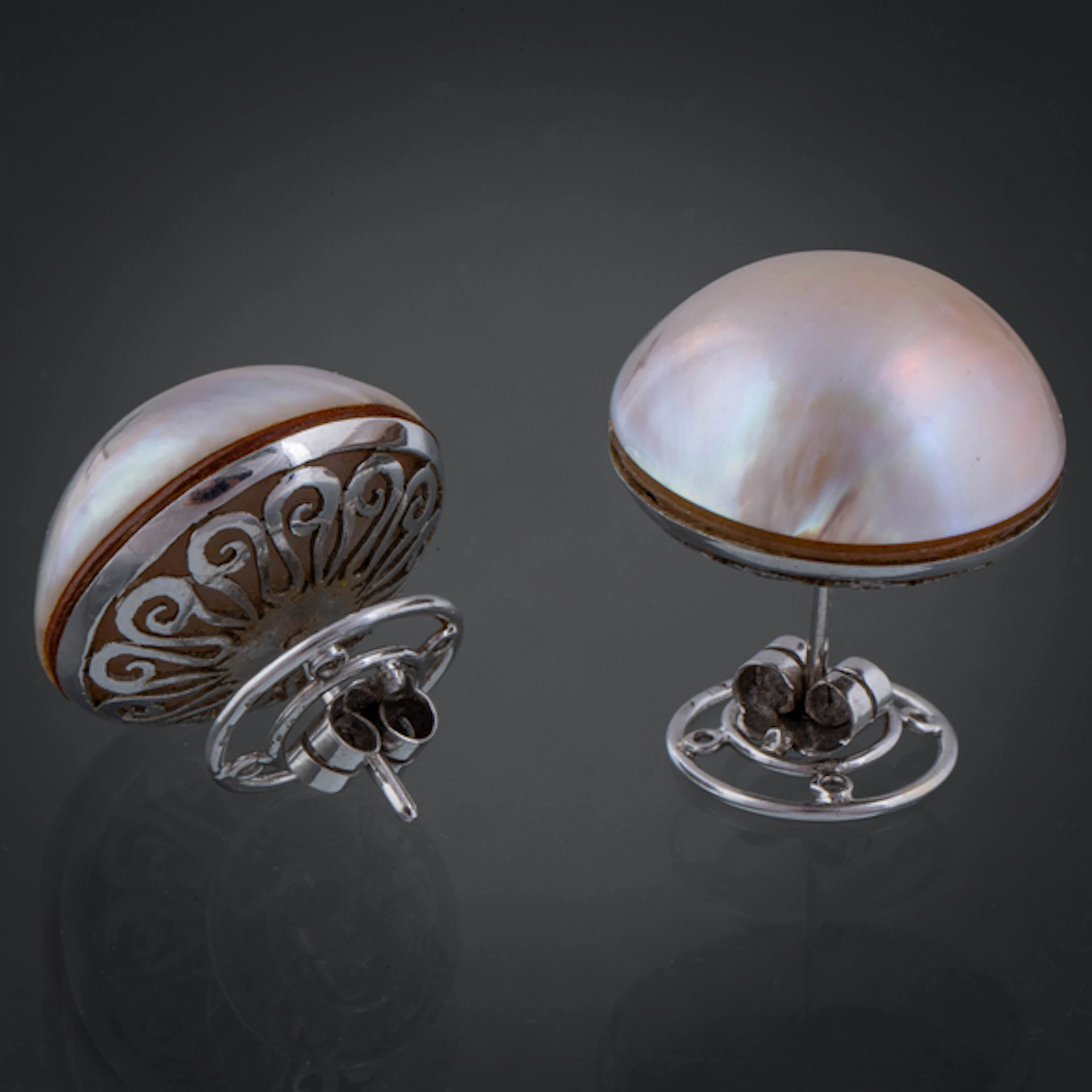 Pareja de pendientes en oro blanco de 18 kt y perlas mabé.