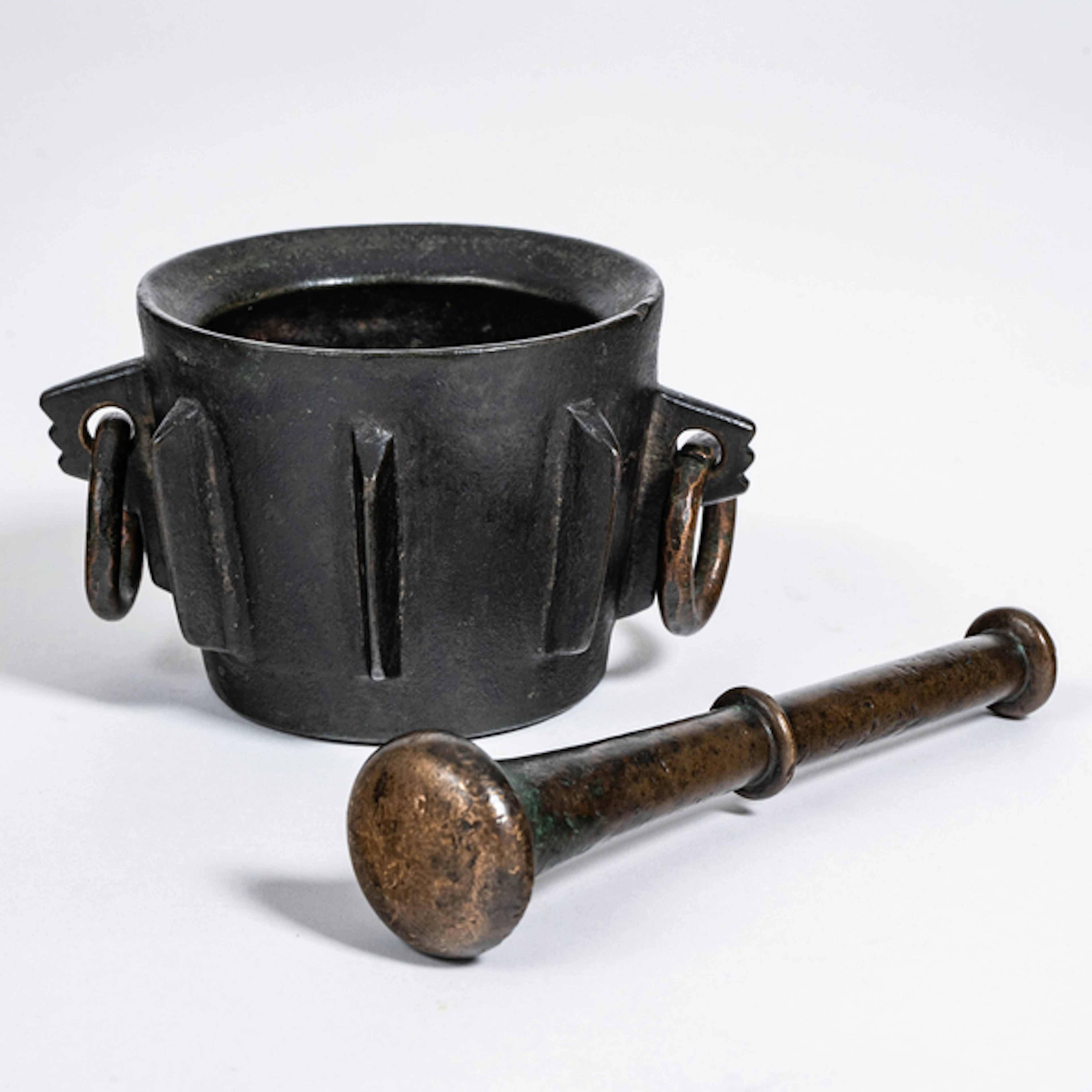 Mortero gótico del siglo XVI en bronce con matina oscura con dos arandelas