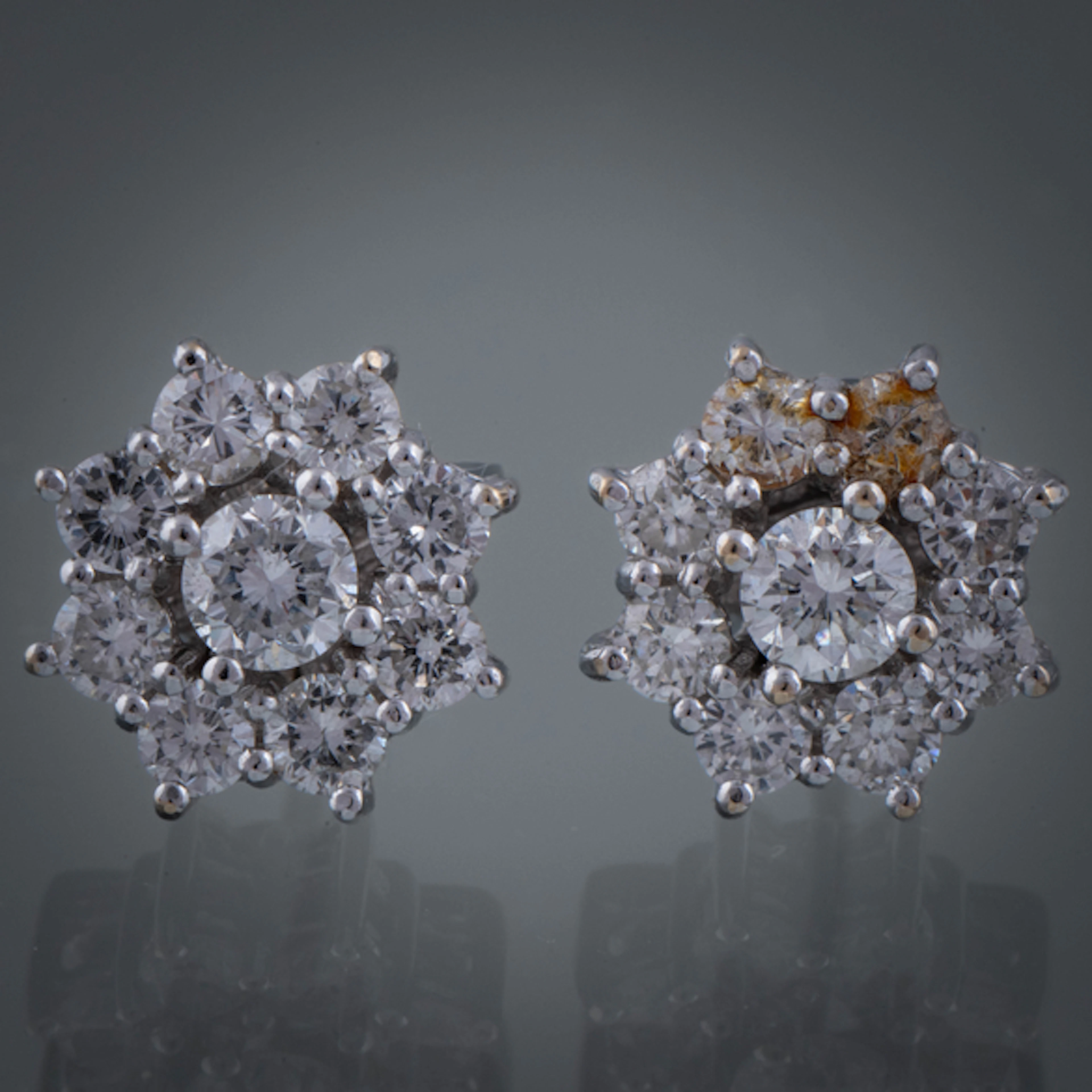 Pareja de pendientes de roseta en oro blanco de 18 kt con brillantes.
