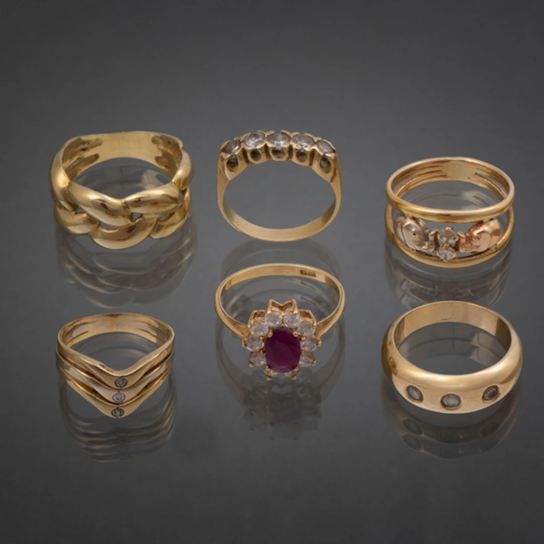 Conjunto de seis anillos en oro amarillo de 18 kt.