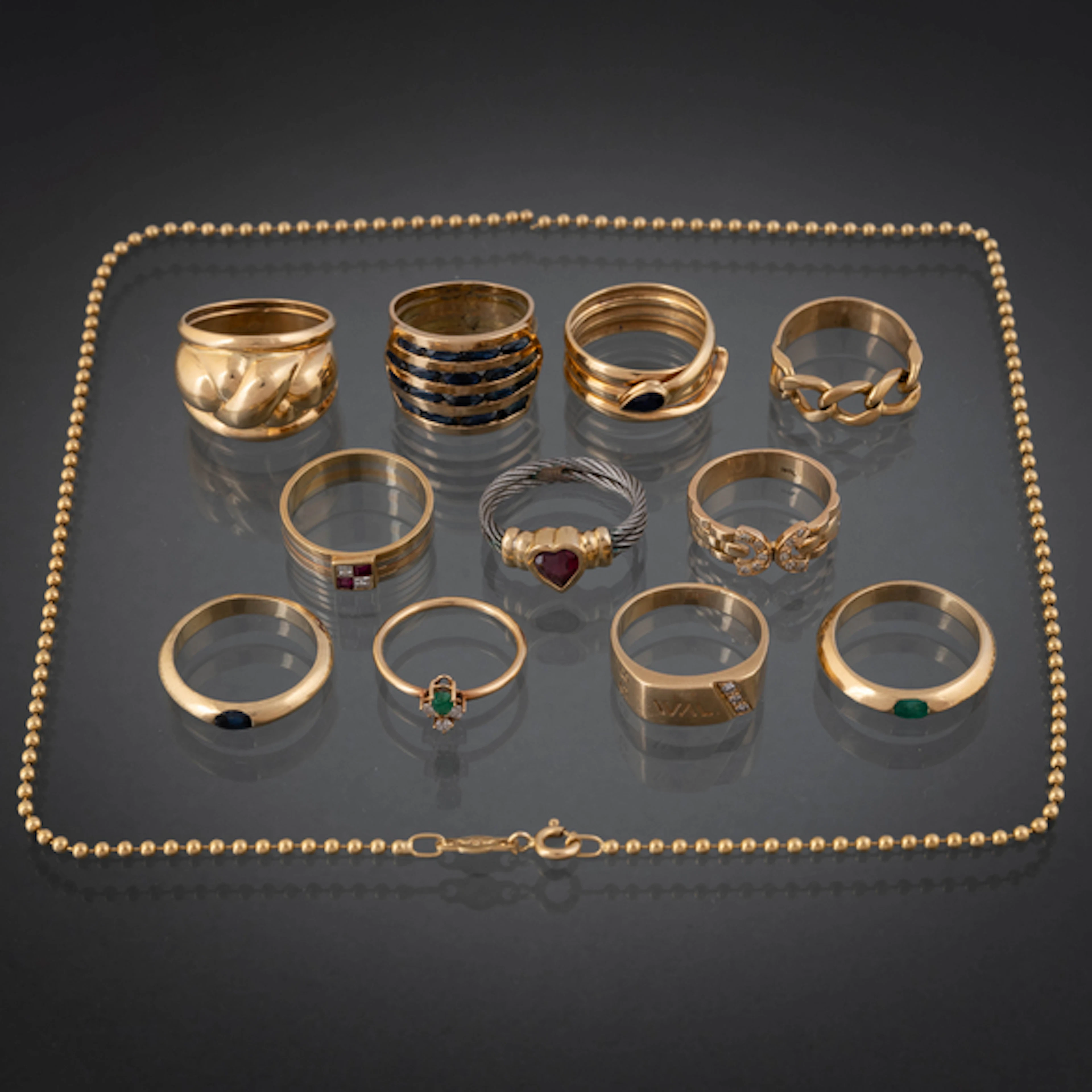 Conjunto de diez anillos en oro amarillo y oro blanco de 18 kt y cadena