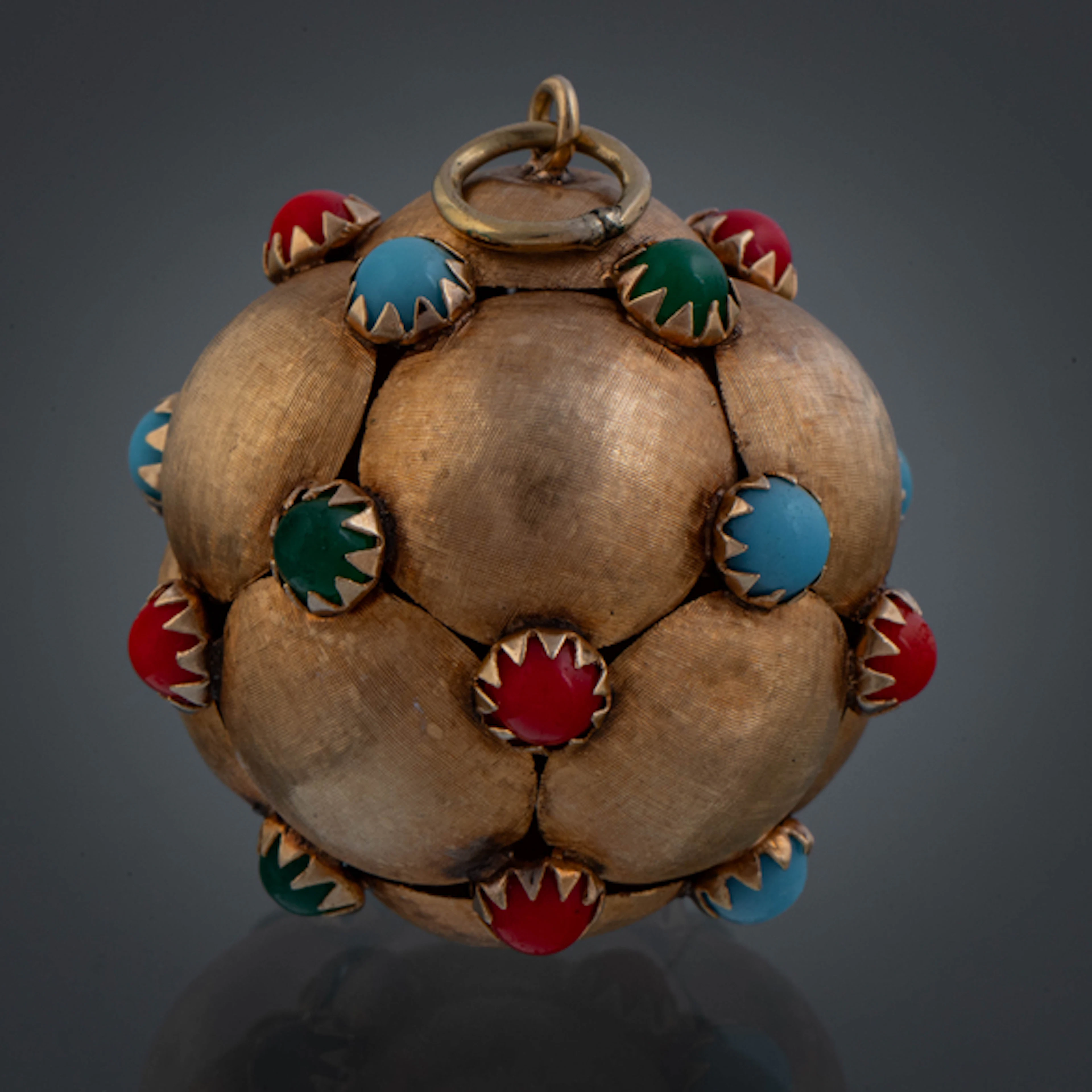 Colgante Vintage Sputnik en oro amarillo de 18 kt con bolas coral