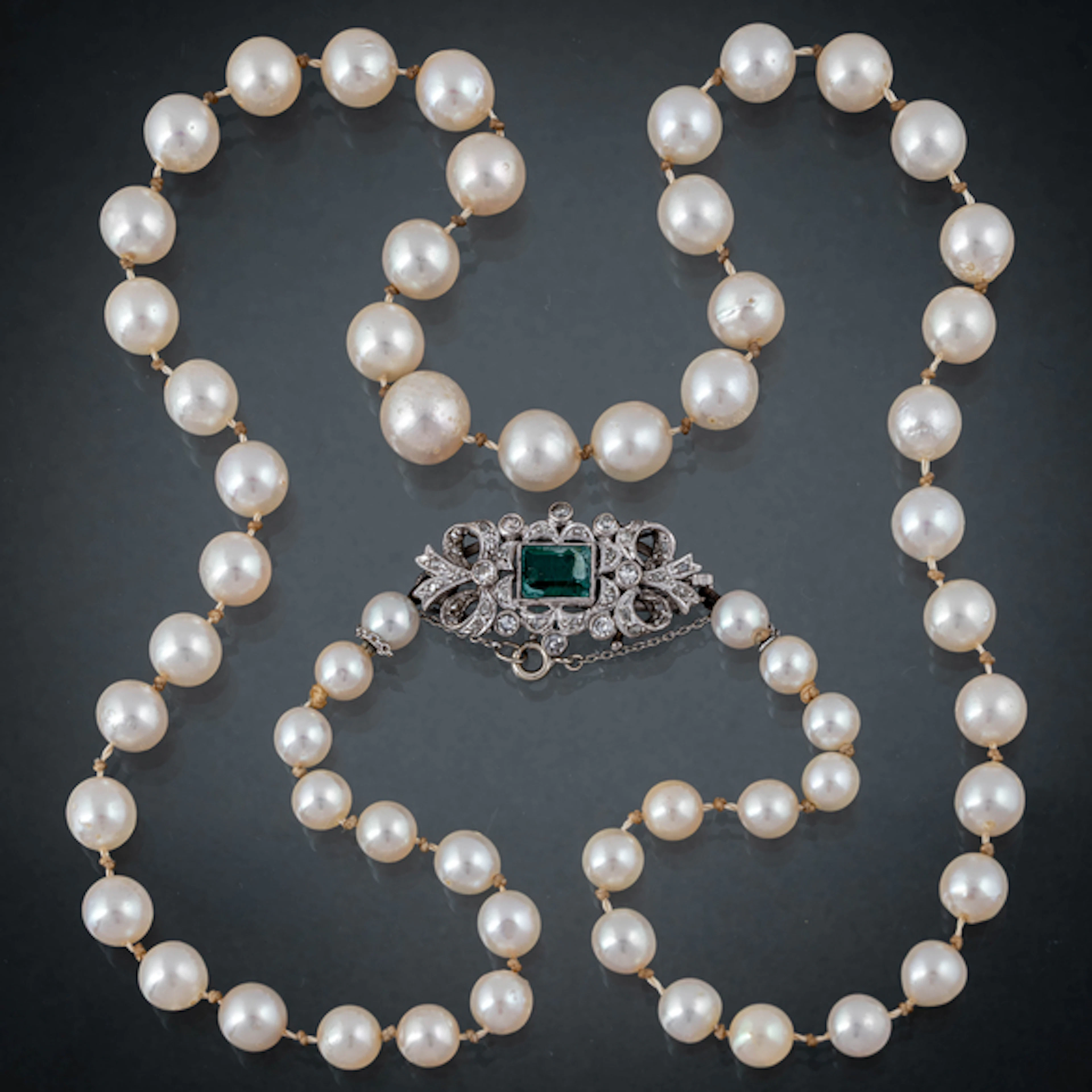 Collar de perlas cultivadas con cierre en oro blanco de 18kt con brillantes