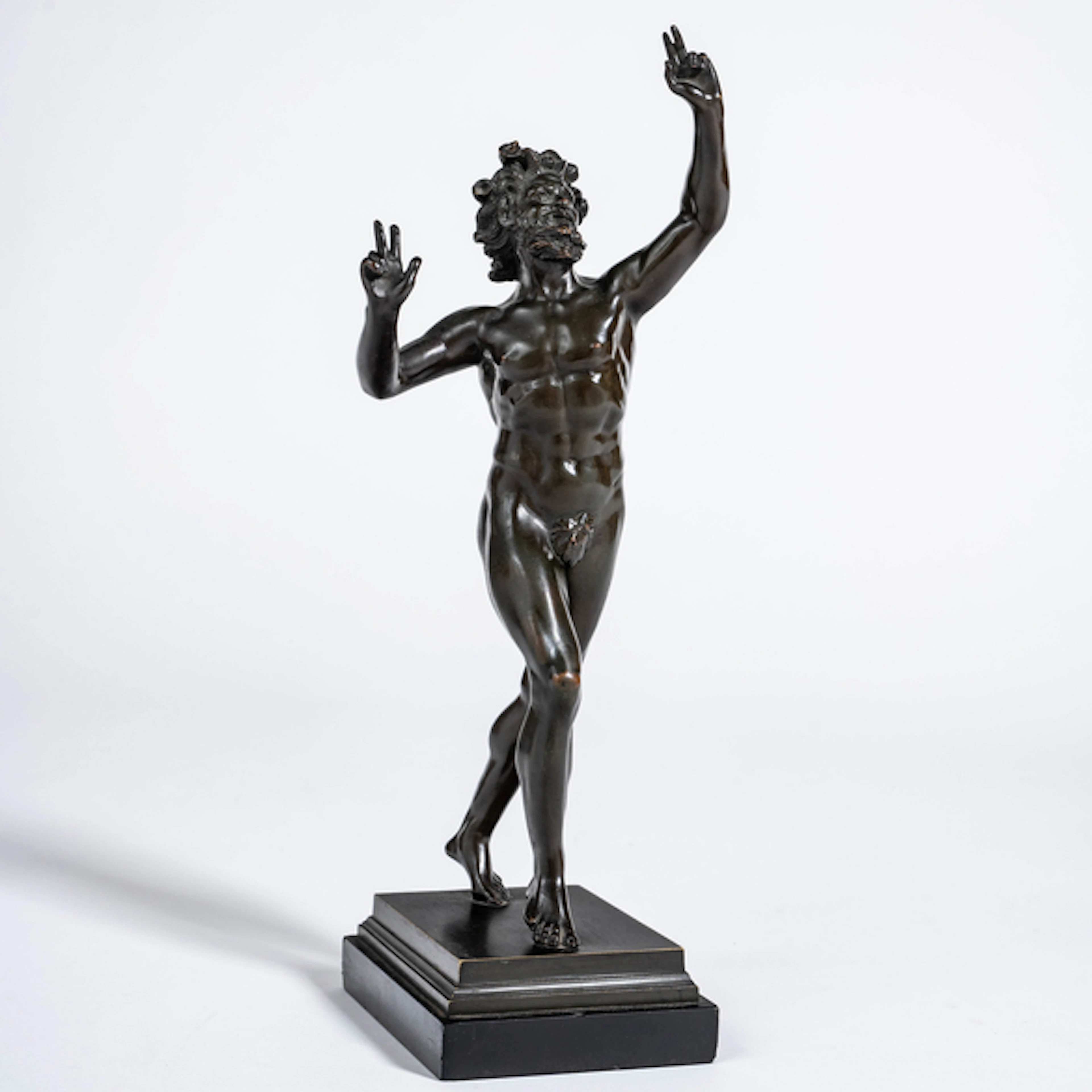 "Fauno danzante" Escultura Grand Tour en bronce con patina negra del siglo XIX