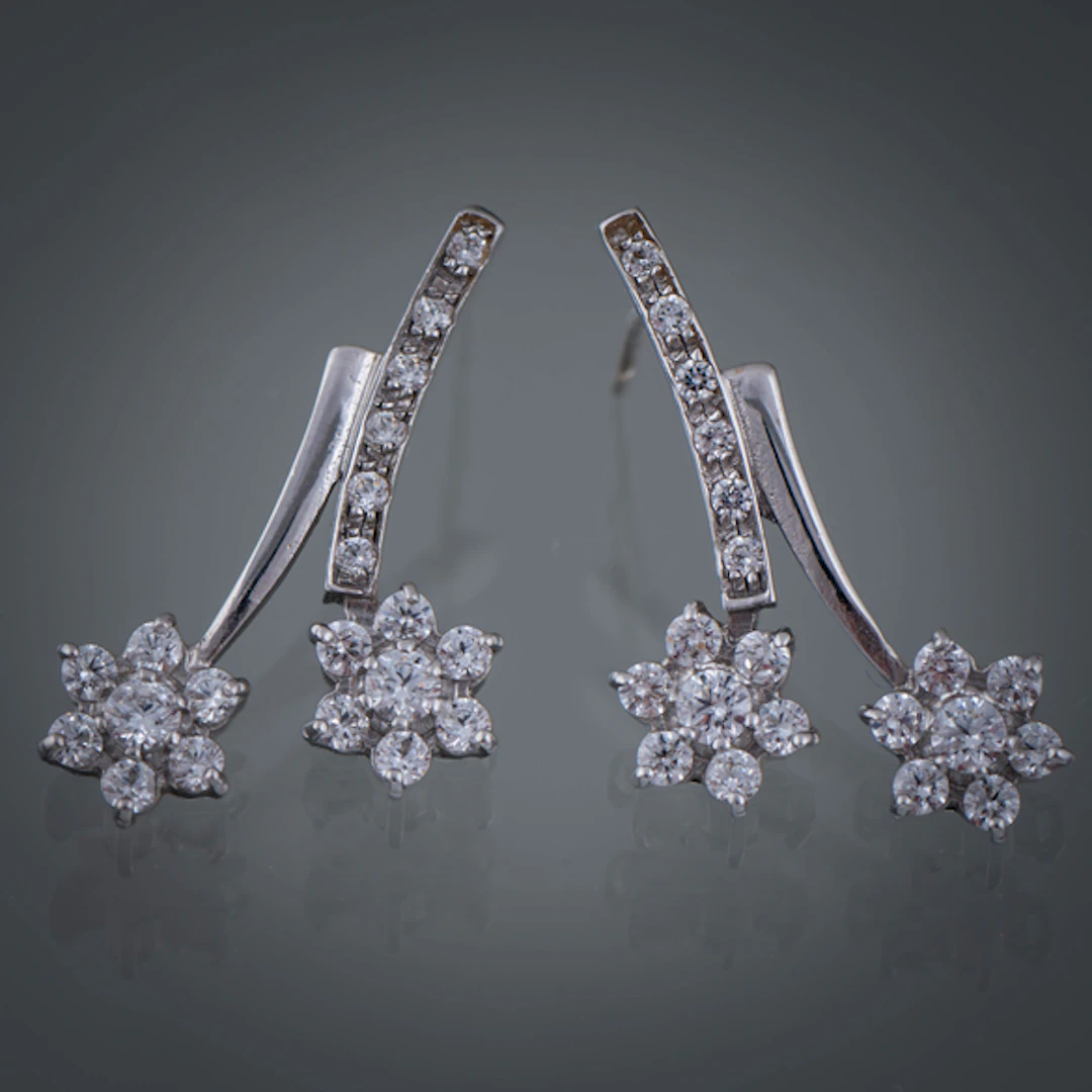Pareja de pendientes largos en oro blanco de 18kt con circonitas.