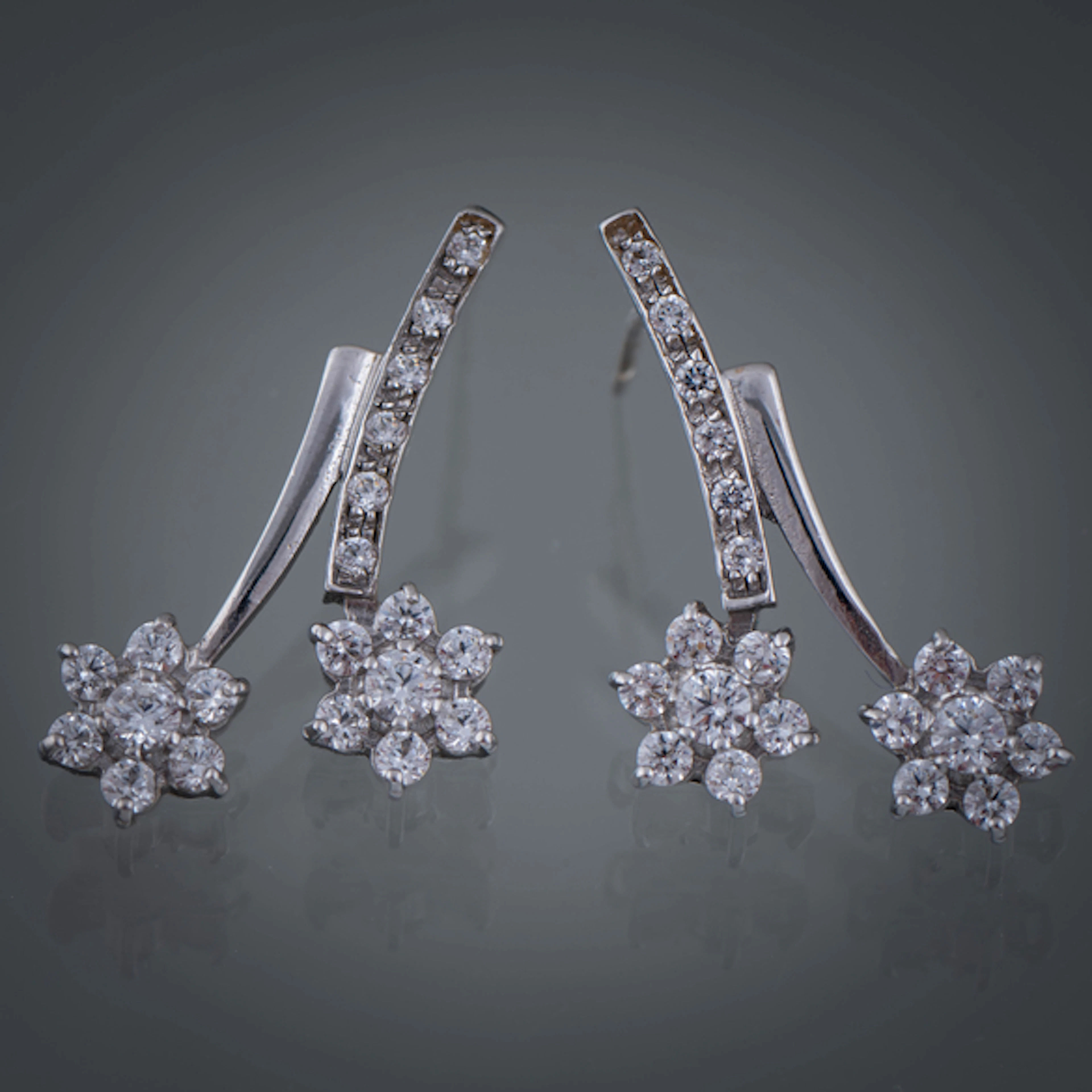 Pareja de pendientes largos en oro blanco de 18kt con circonitas.