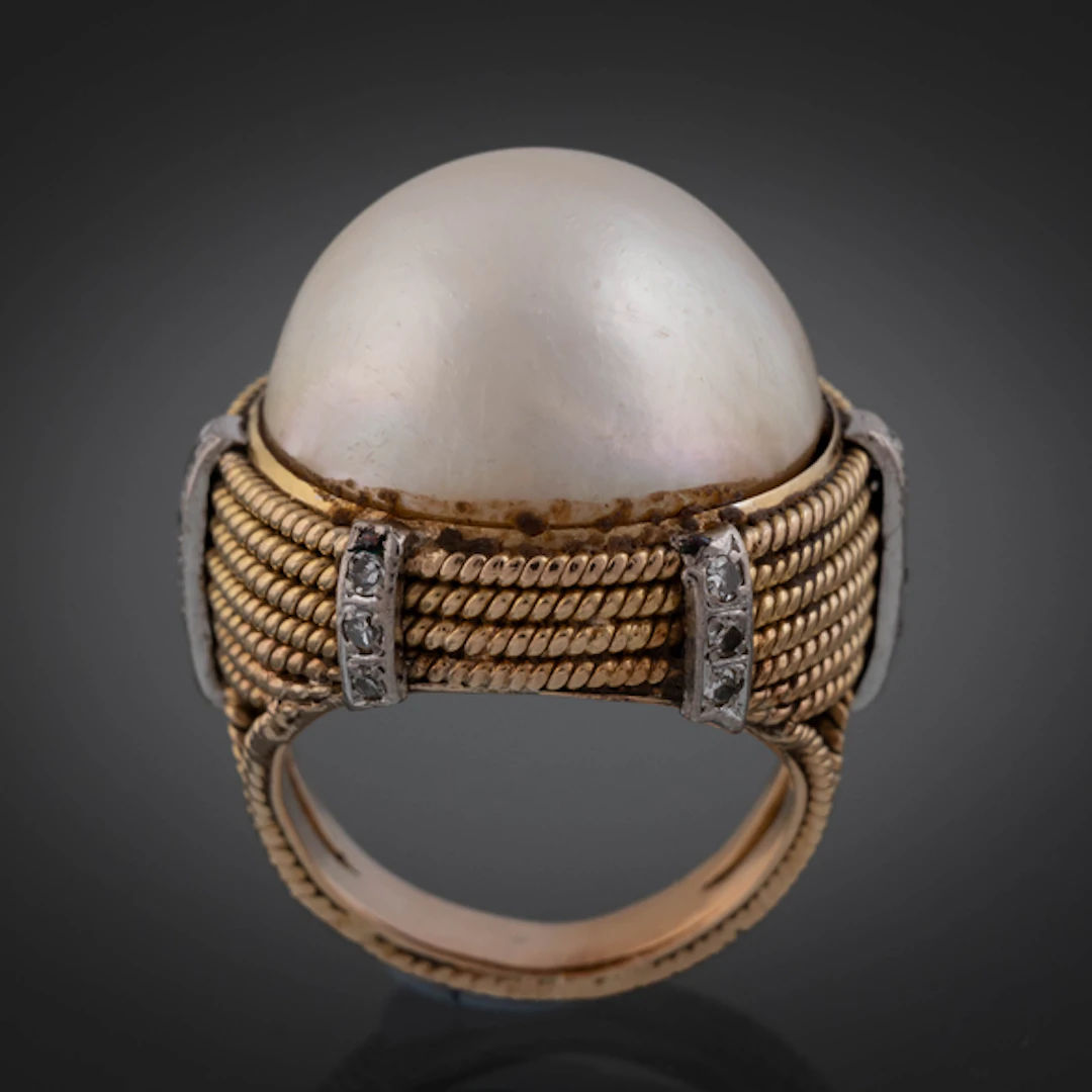 Anillo vintage en oro de 14kt con perla mabé y banda de brillantes