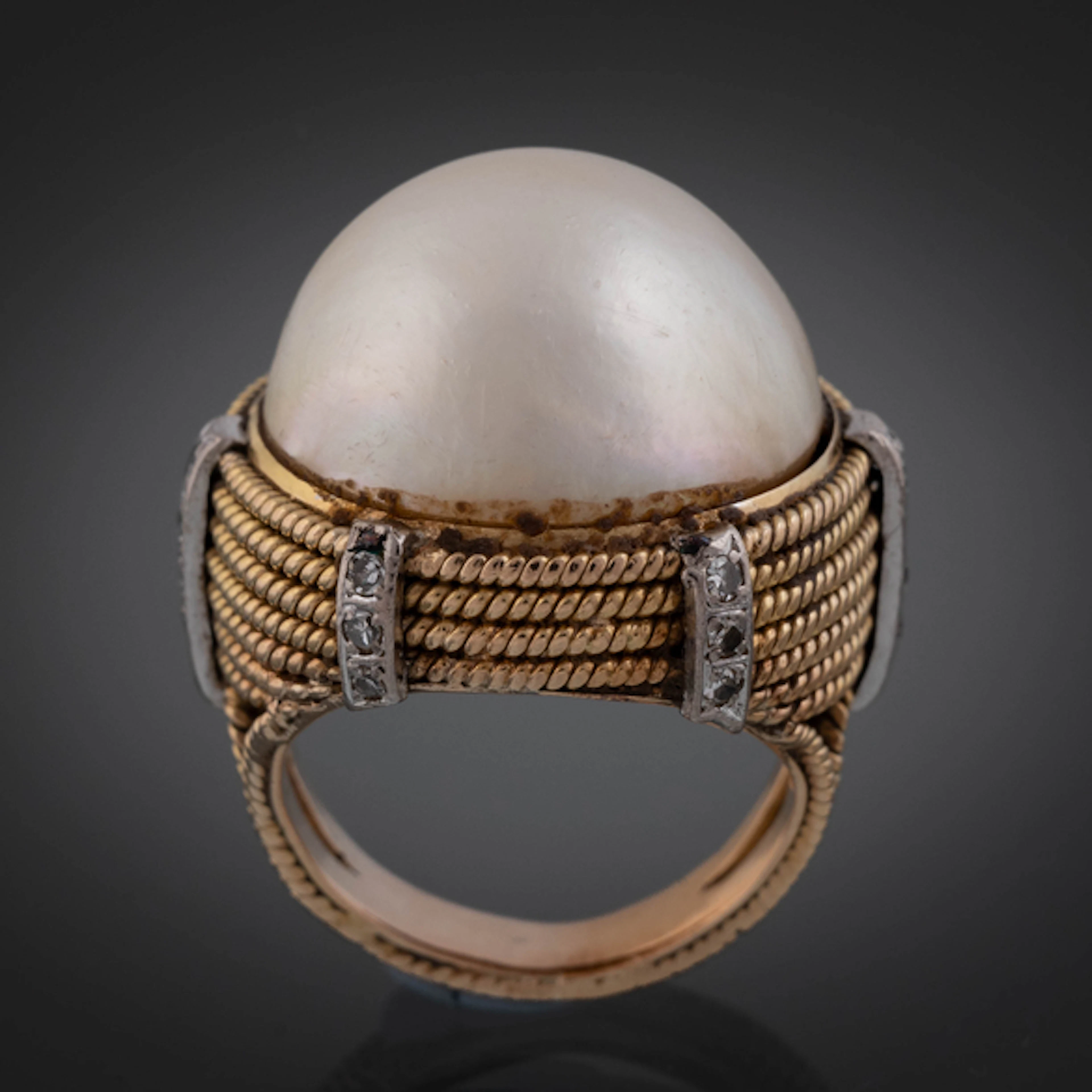 Anillo vintage en oro de 14kt con perla mabé y banda de brillantes