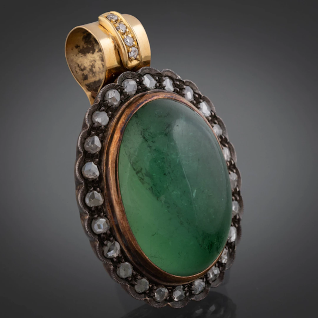 Bonito colgante antiguo en oro amarillo de 18 kt con jade tallado