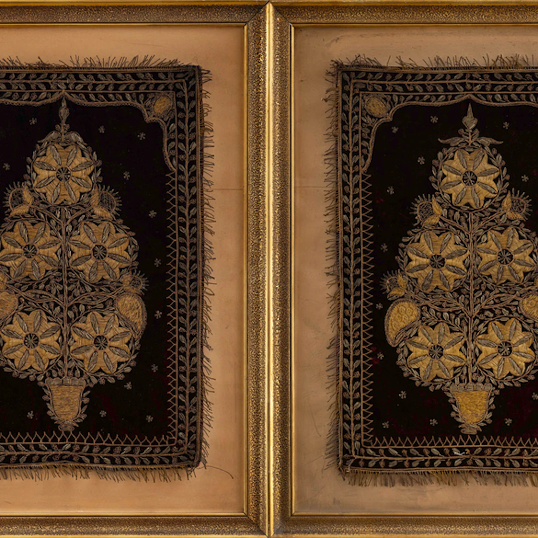 Conjunto de dos sedas bordadas y terciopelo del siglo XIX