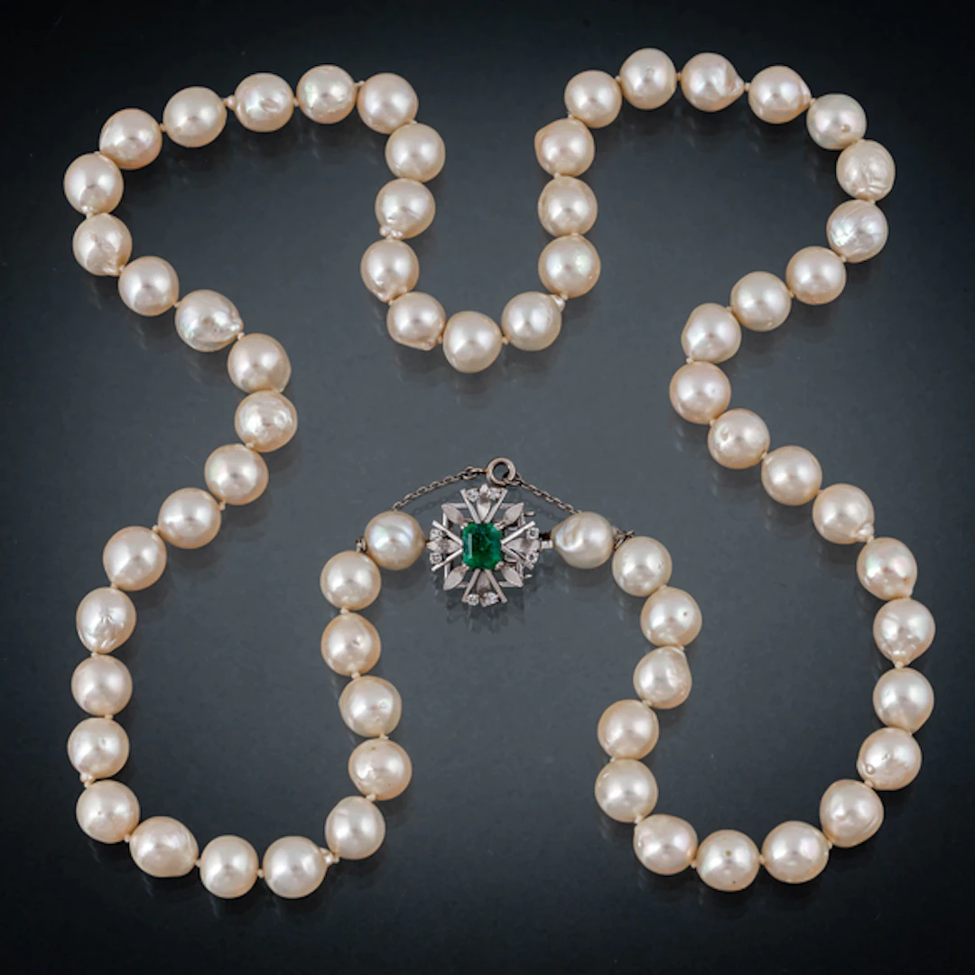 Collar de perlas cultivadas con cierre en oro blanco de 18kt con brillantes