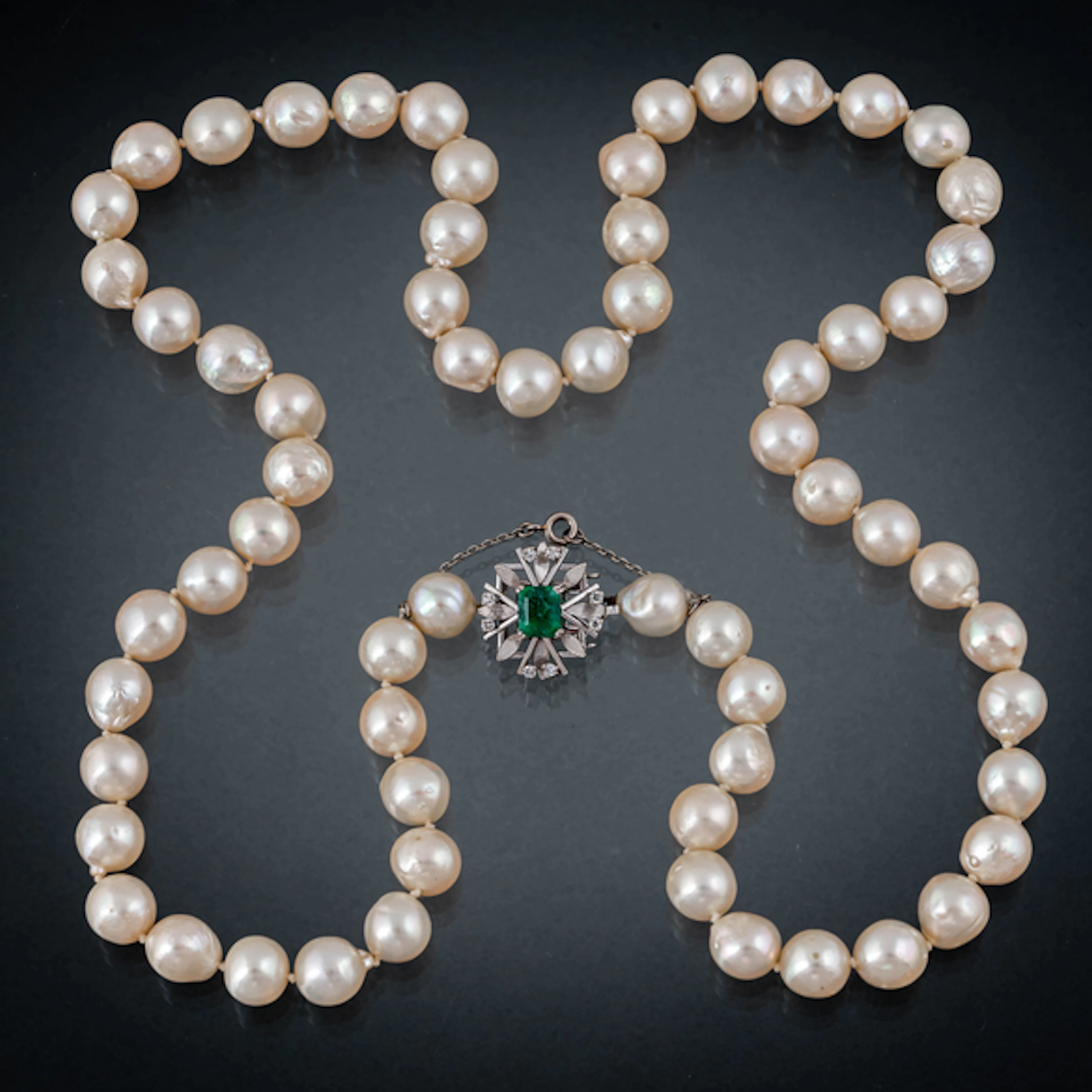 Collar de perlas cultivadas con cierre en oro blanco de 18kt con brillantes