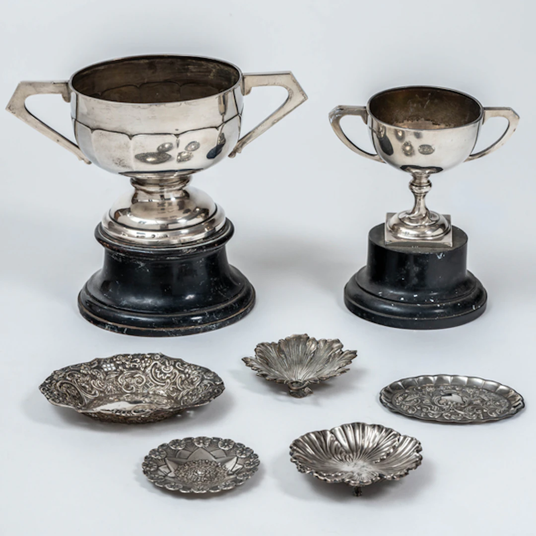 Conjunto de trofeos y bandejas en plata española y punzonada del siglo XX.