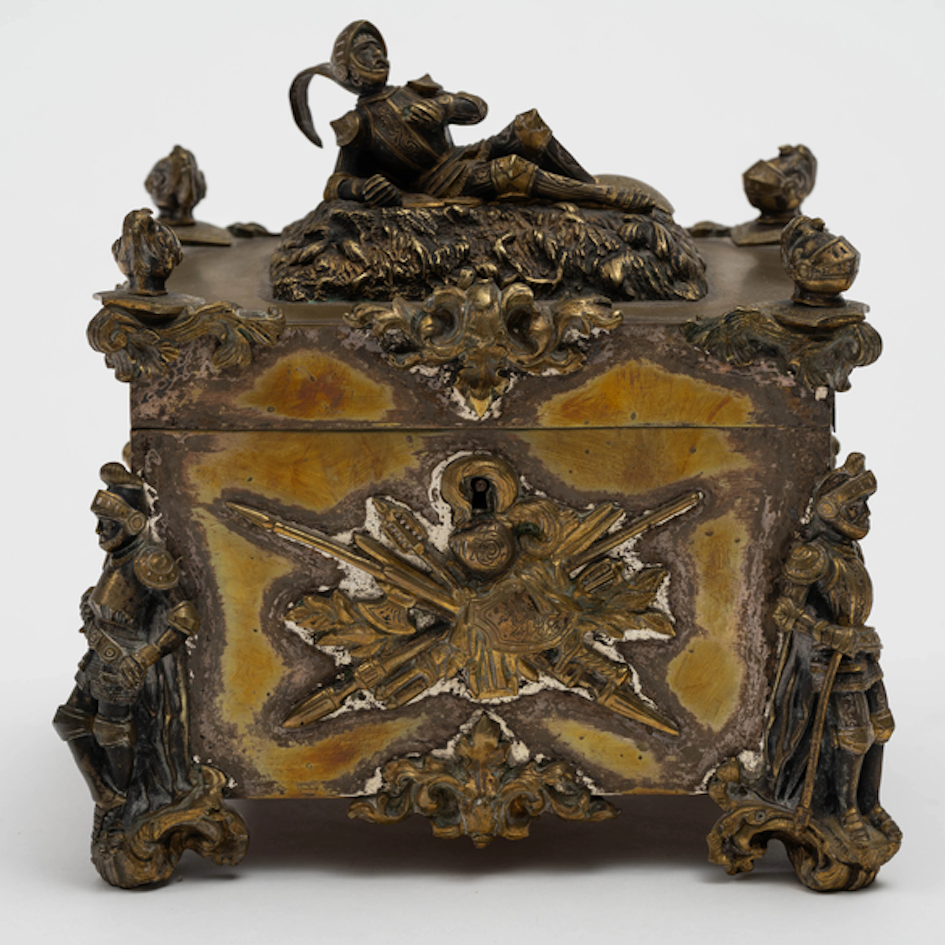 Caja joyero o arqueta en bronce estilo Luís XVI con decoración medieval