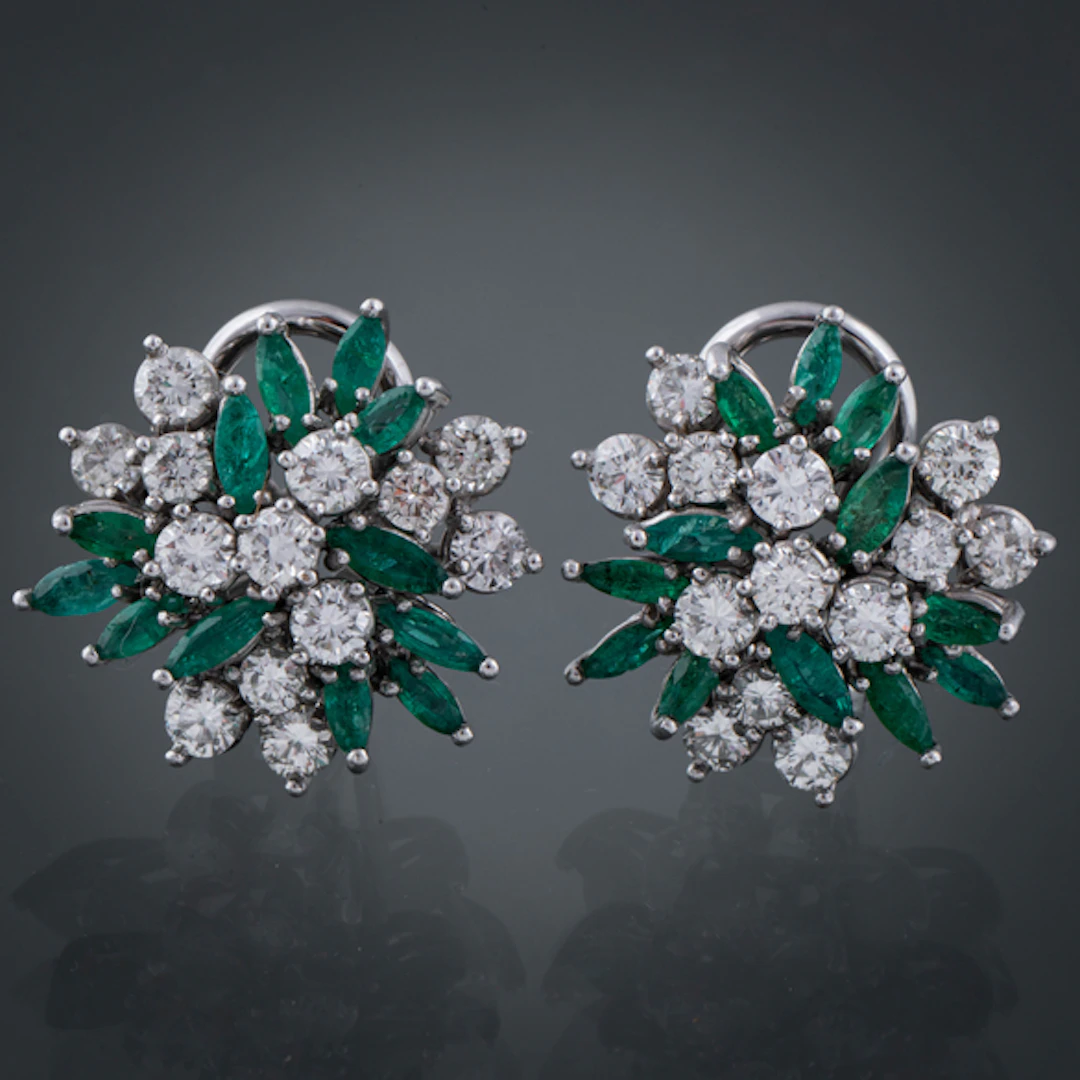 Elegante pareja de pendientes en oro blanco de 18kt con brillantes y esmeralda