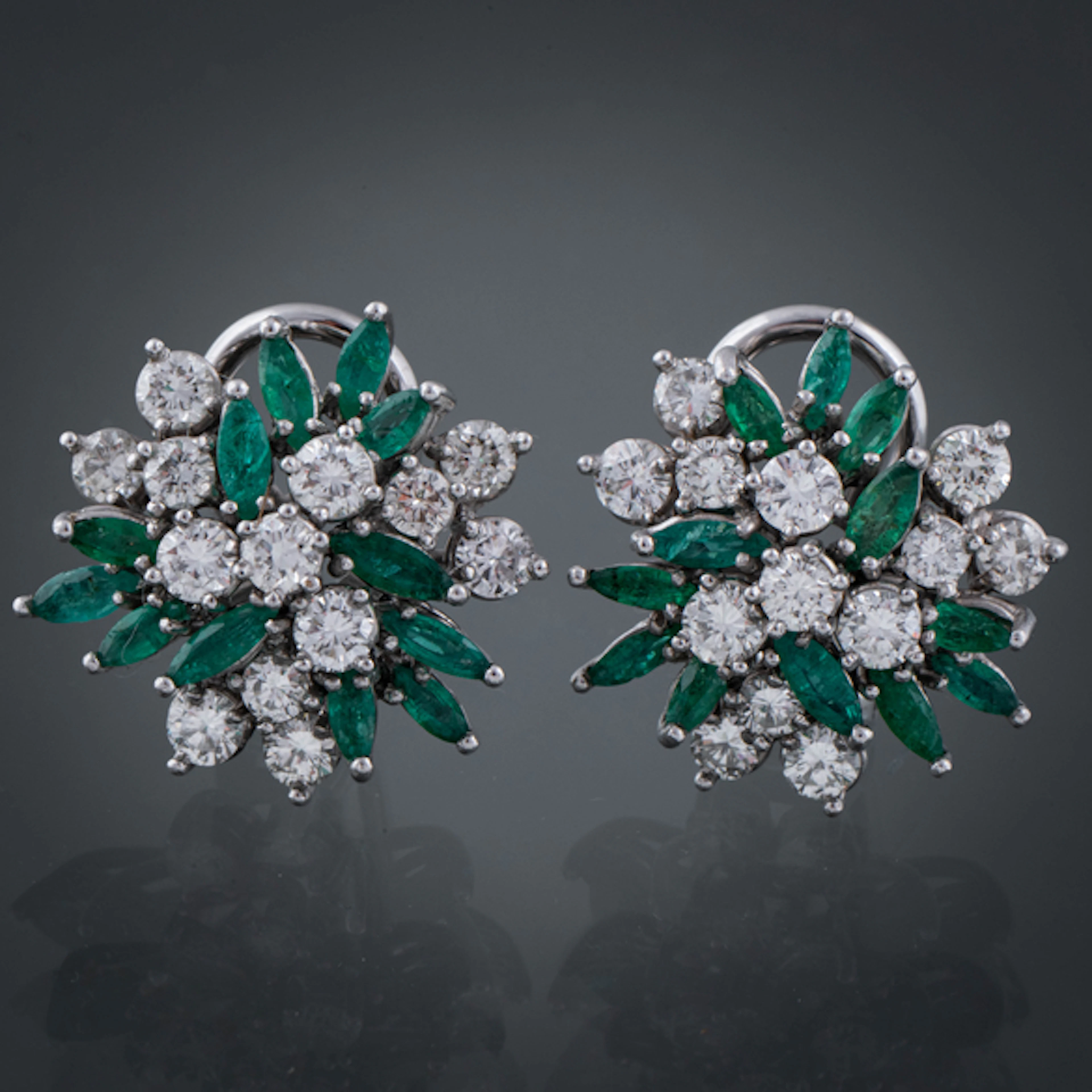 Elegante pareja de pendientes en oro blanco de 18kt con brillantes y esmeralda