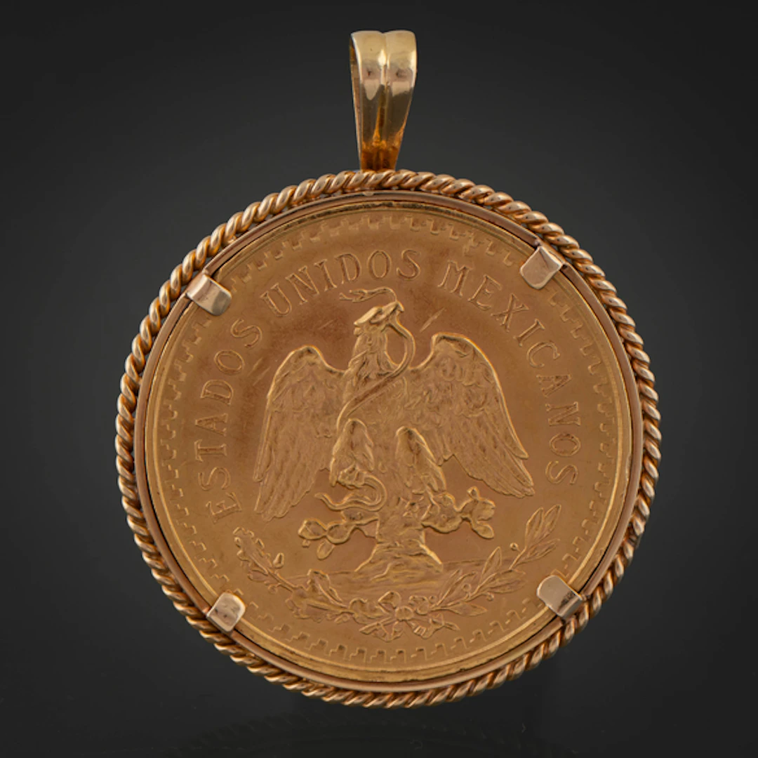 Broche con moneda de cincuenta pesos mexicanos de los Estados Unidos
