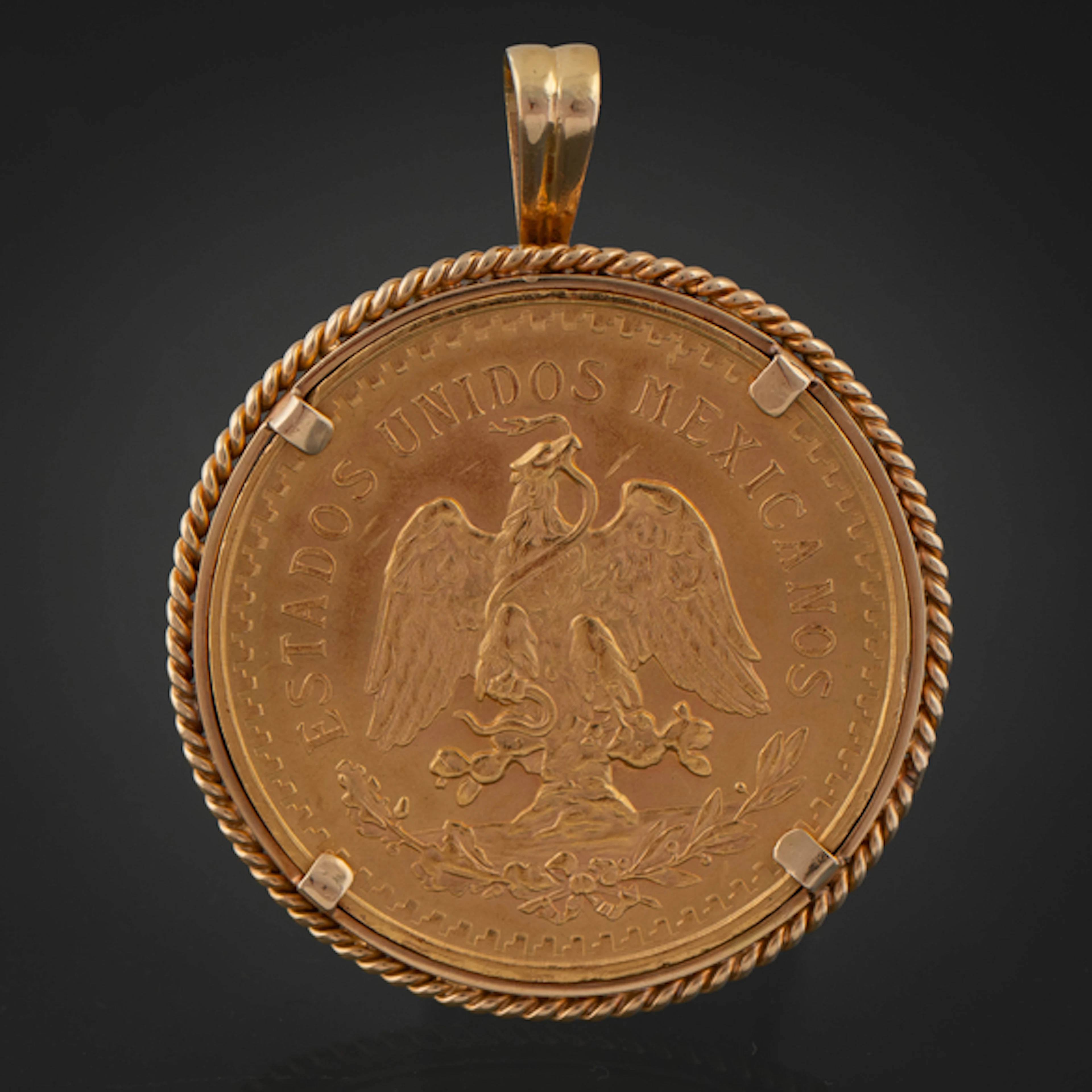 Broche con moneda de cincuenta pesos mexicanos de los Estados Unidos