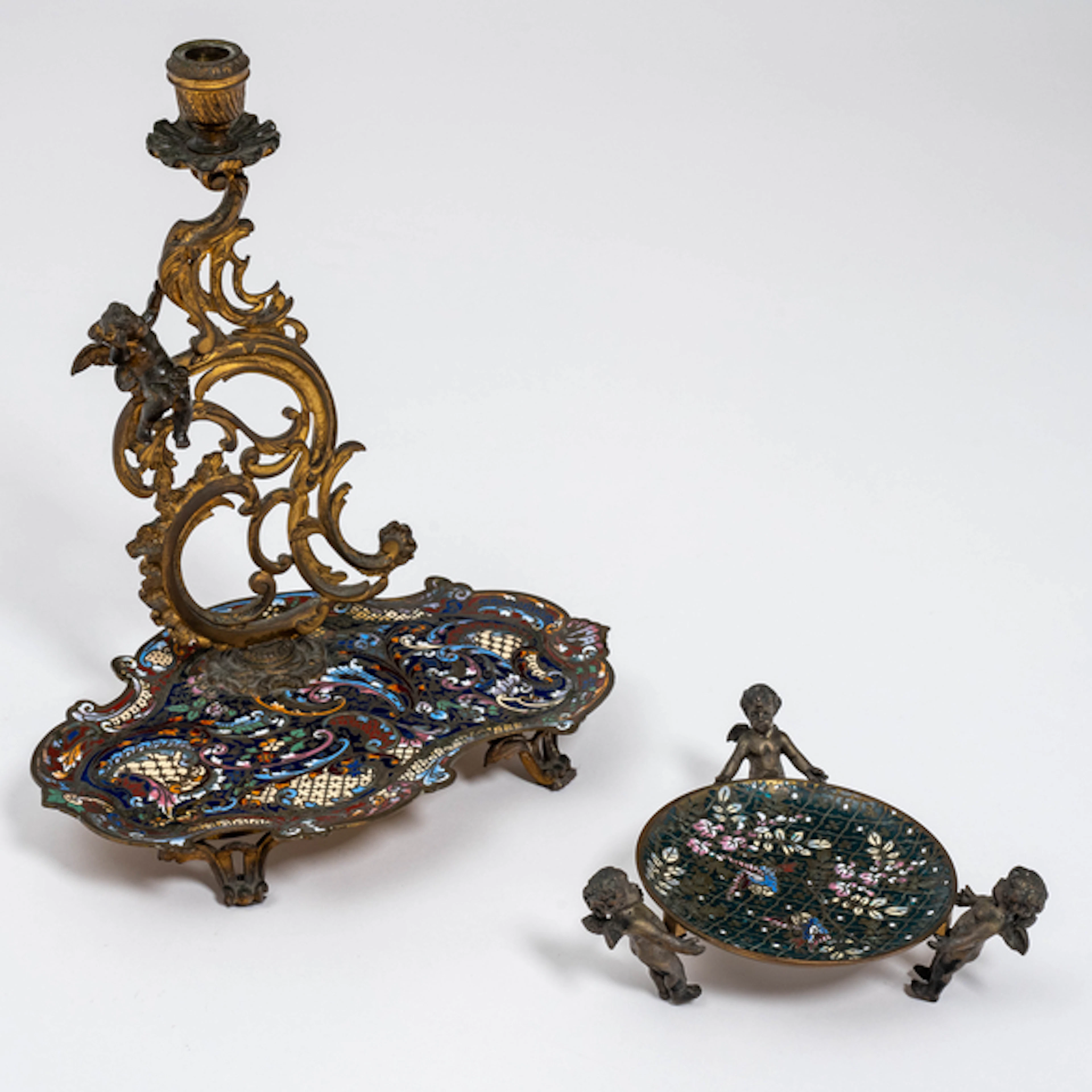 Conjunto de escribanía con candelero y centro en bronce dorado y esmalte