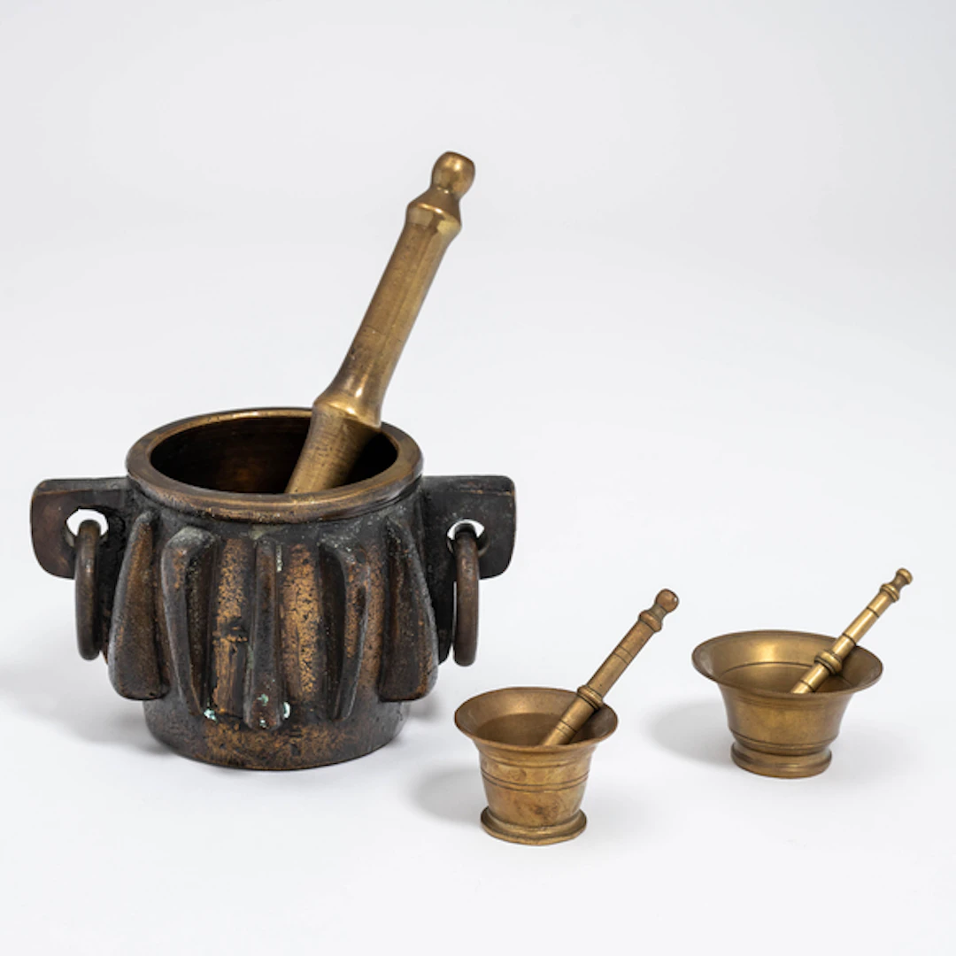 Conjunto de tres morteros con sus majas en bronce del siglo XIX-XX