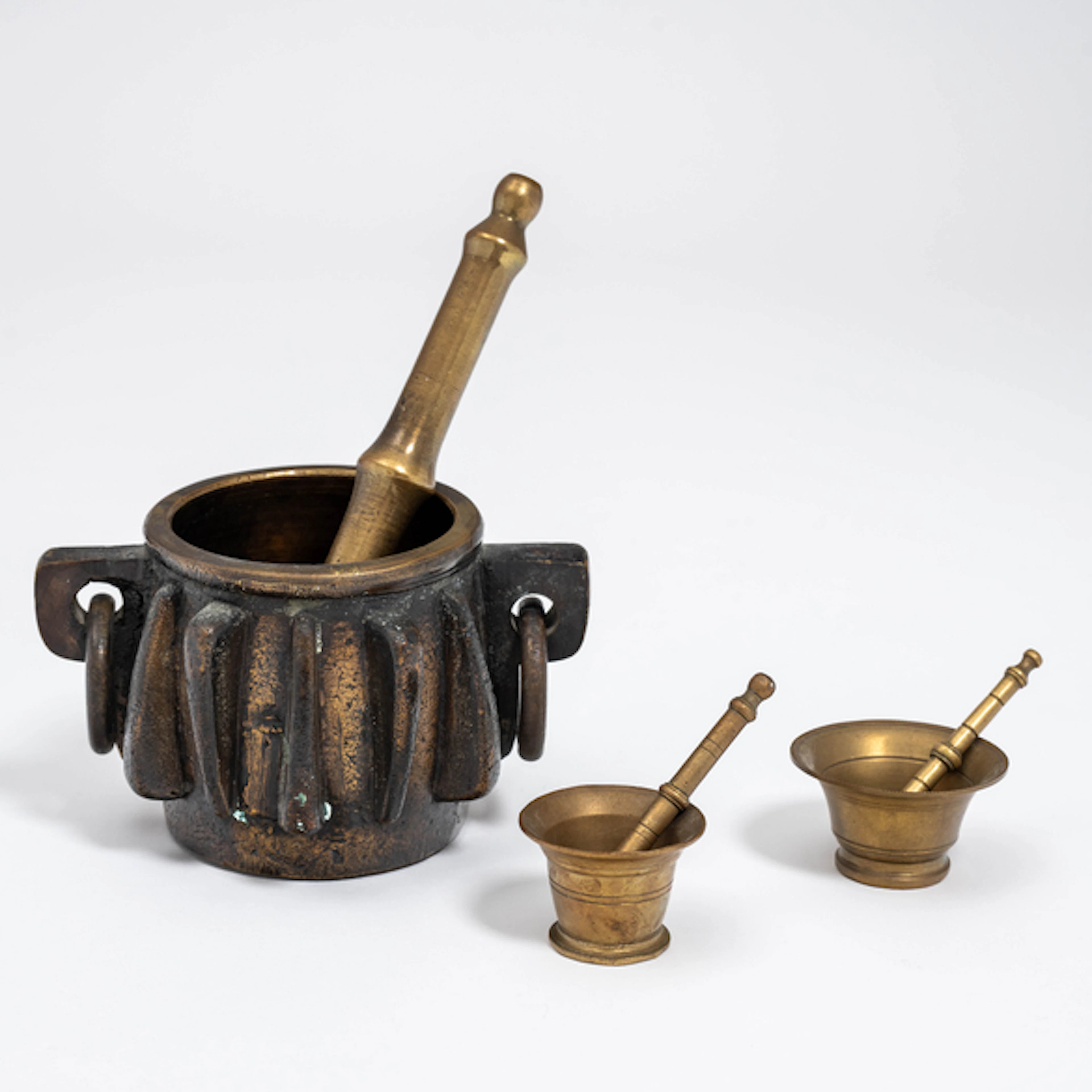 Conjunto de tres morteros con sus majas en bronce del siglo XIX-XX