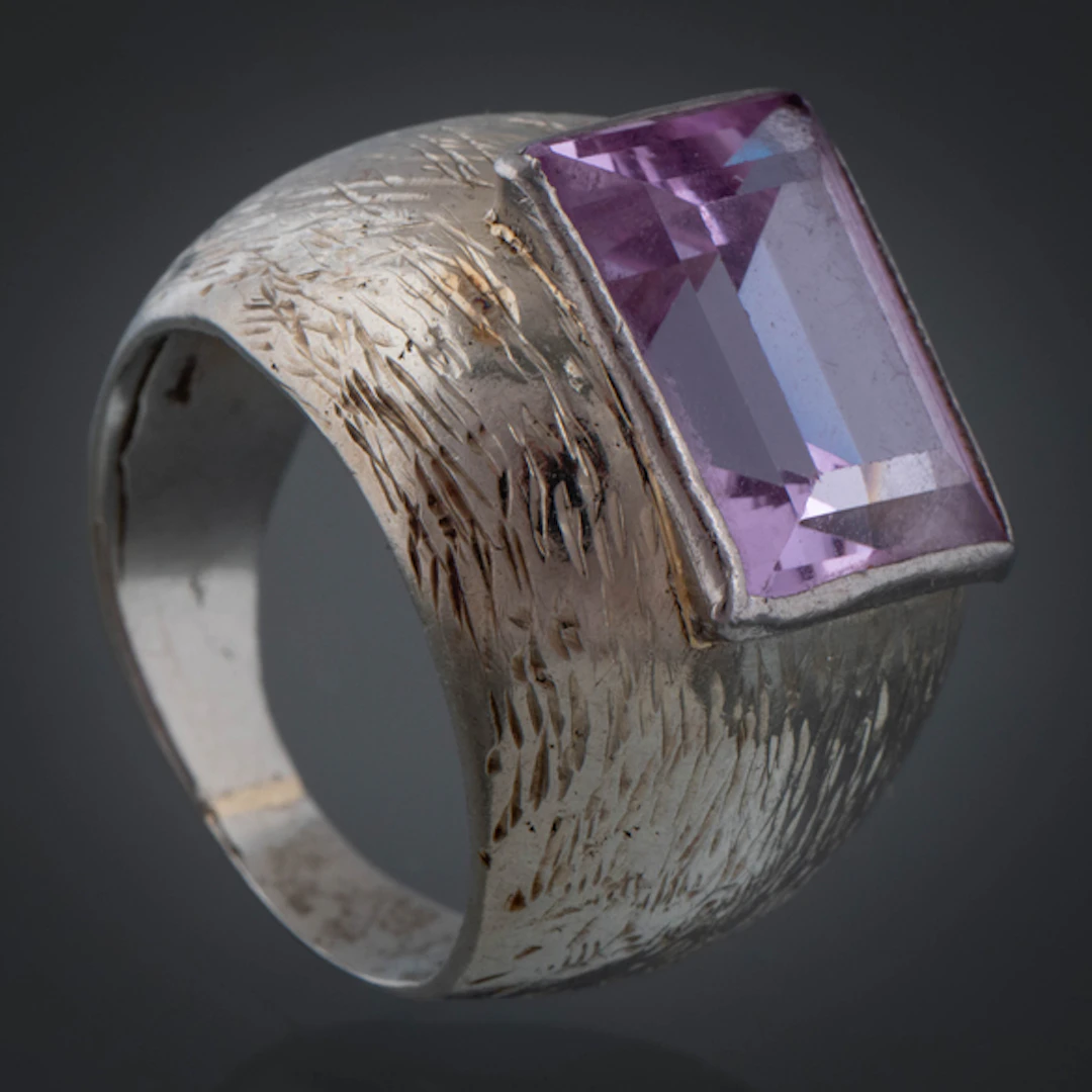 Anillo bombé vintage en oro blanco de 18 kt con amatista