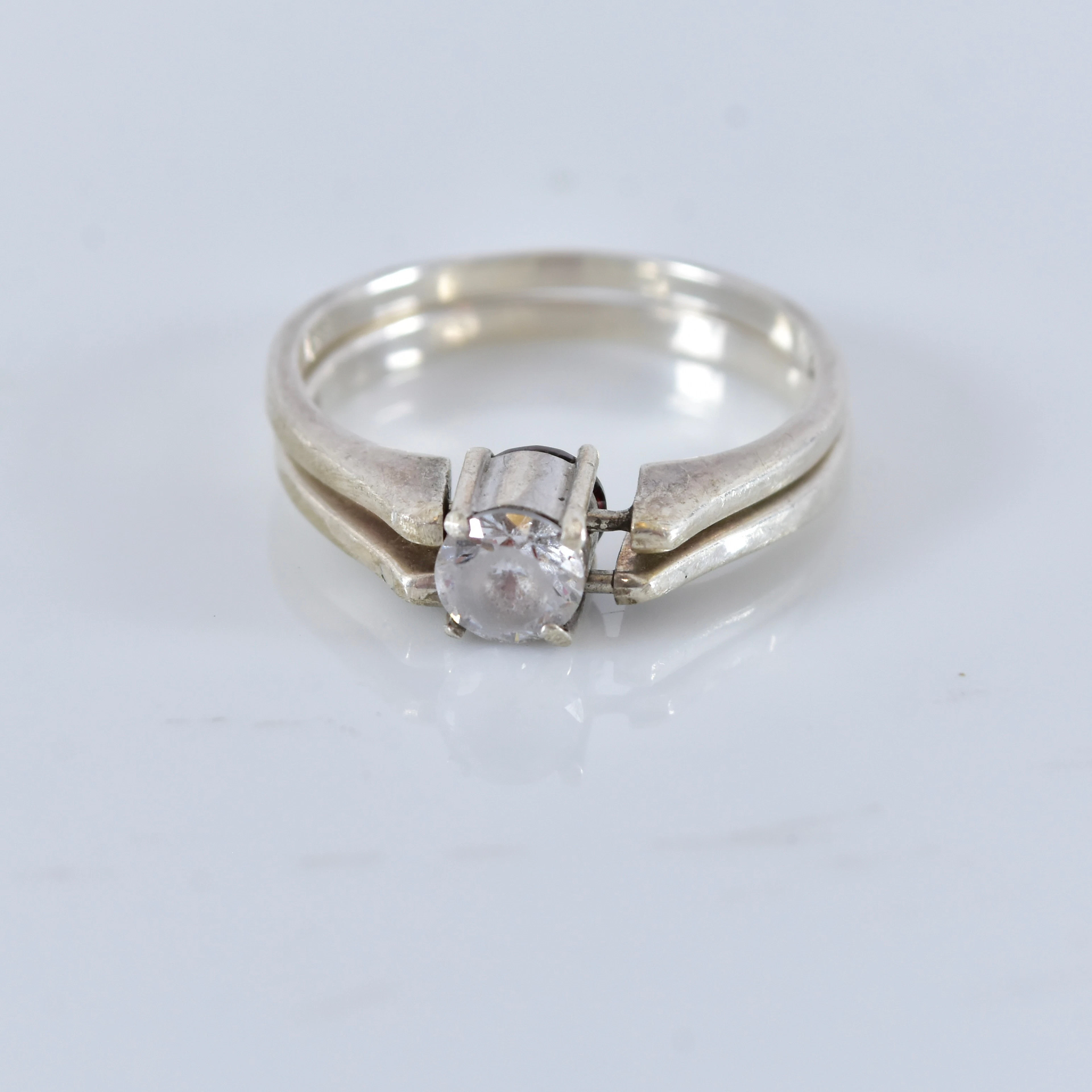 RING, med vit och röd sten, sterlingsilver.