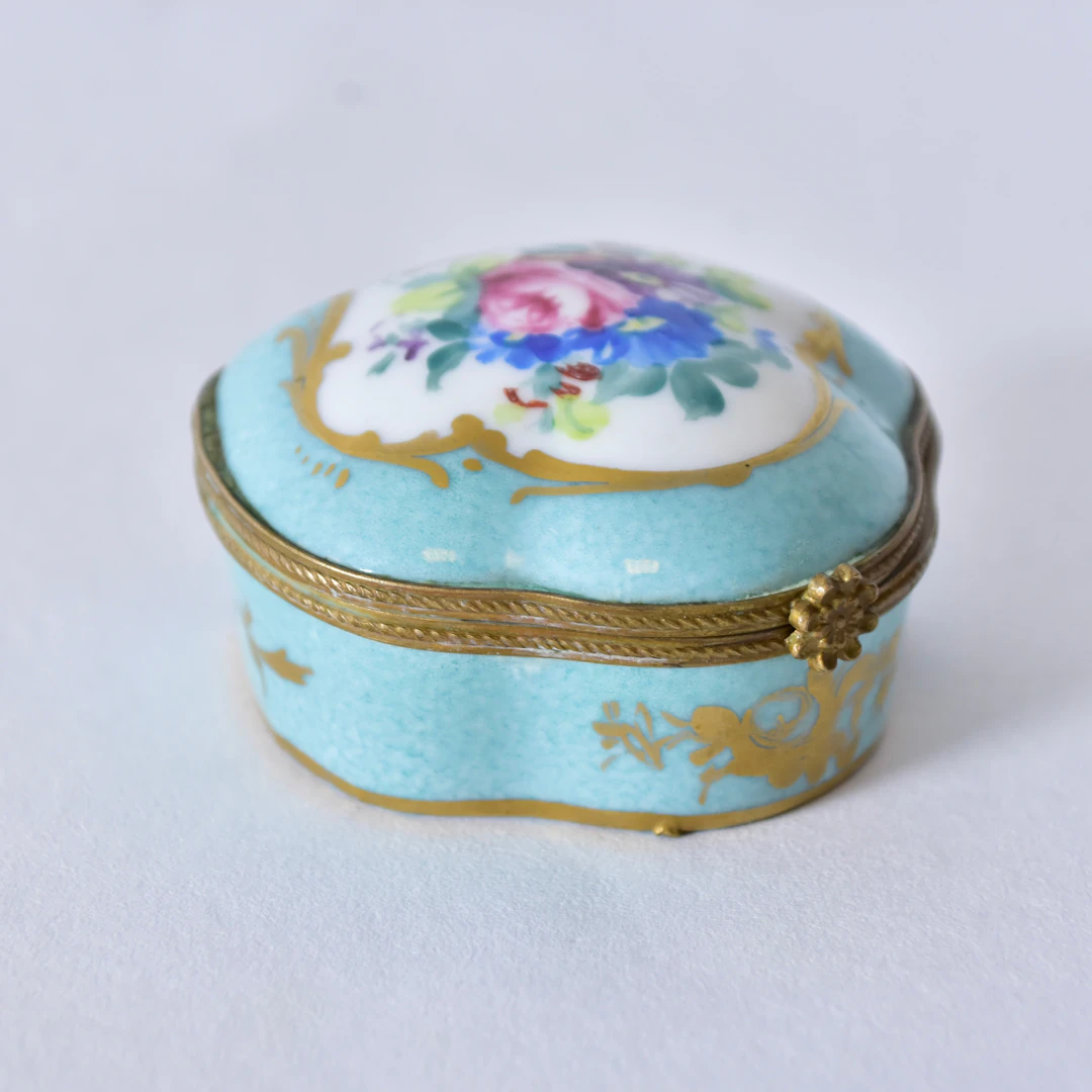IPPERDOSA, porslin, Louis XV-stil.
