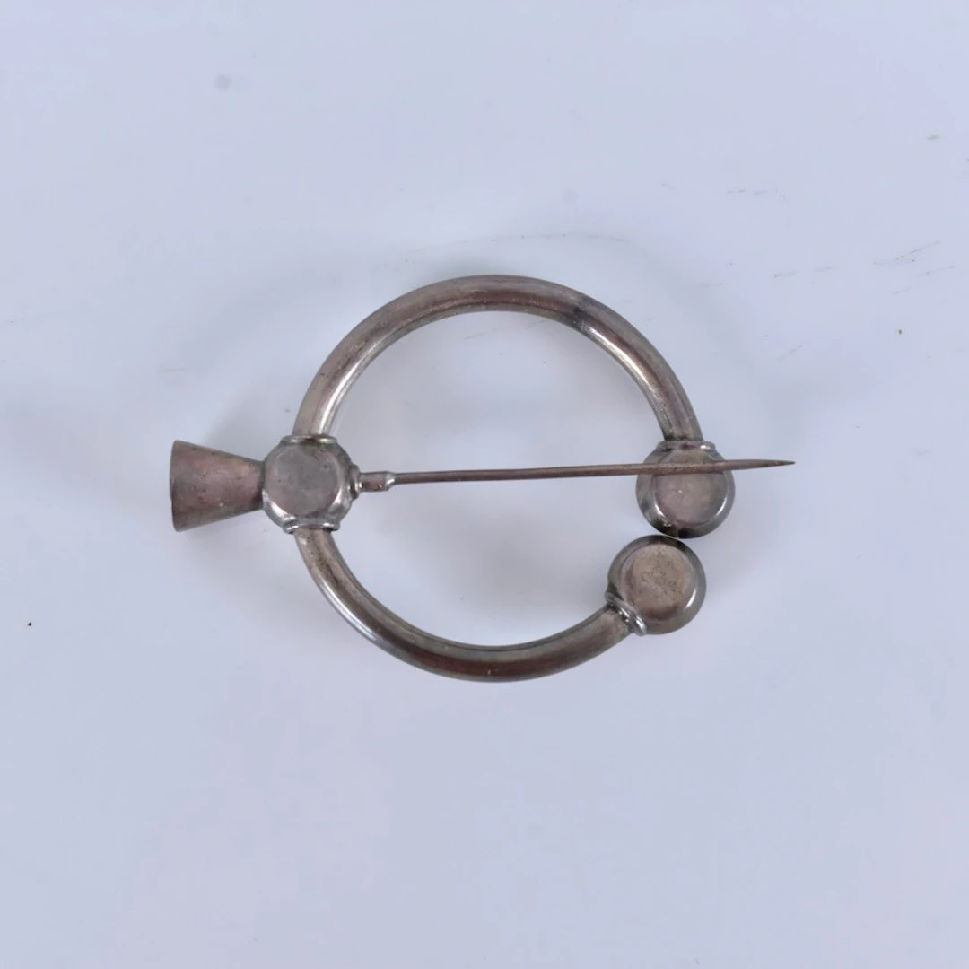 DRÄKTNÅL, silver, Gustaf Dahlgren Malmö 1910.