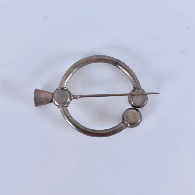DRÄKTNÅL, silver, Gustaf Dahlgren Malmö 1910.
