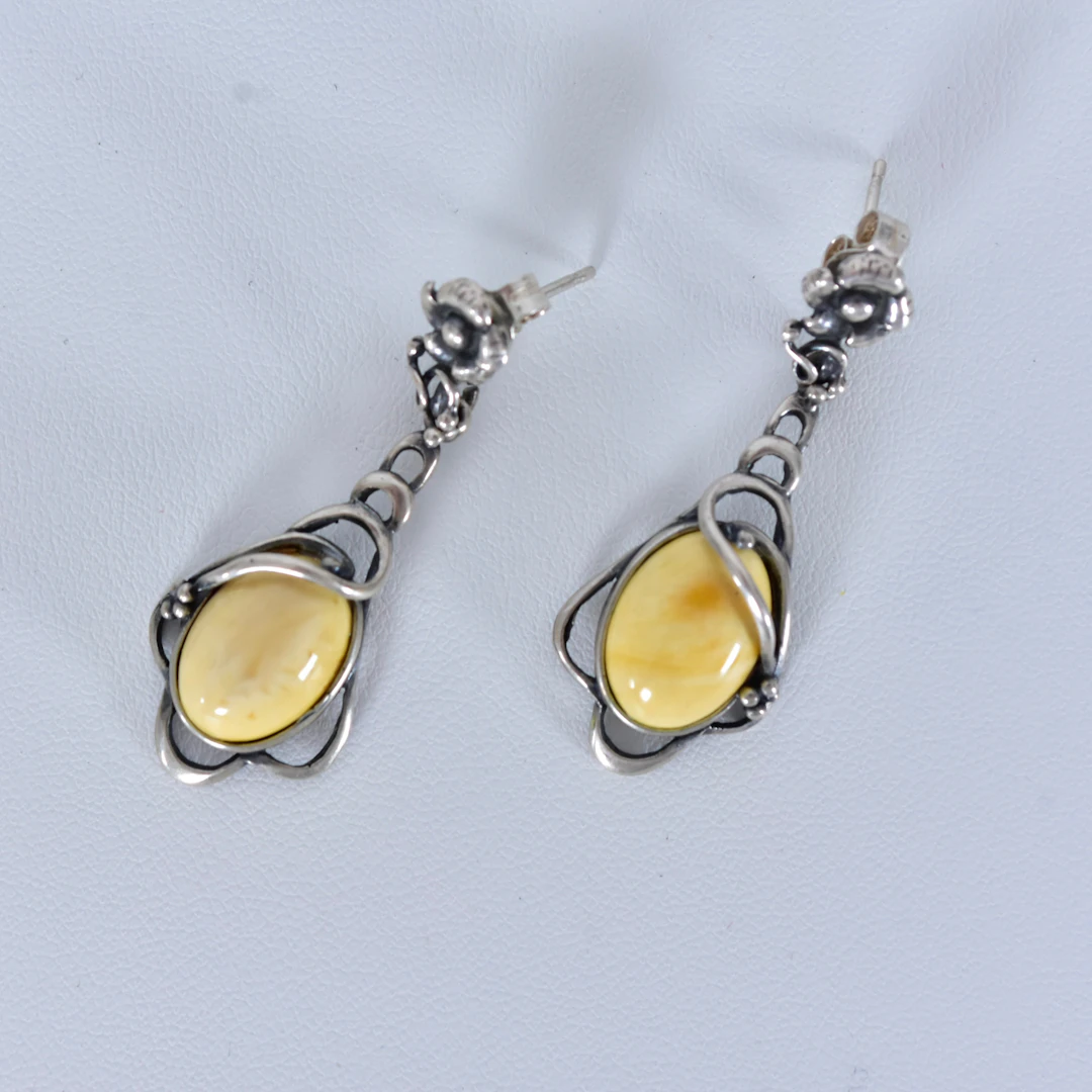 ÖRHÄNGEN, ett par, silver med bärnsten.