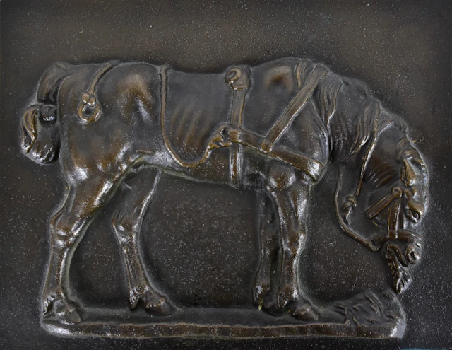 RELIEF, patinerad brons, stående häst.