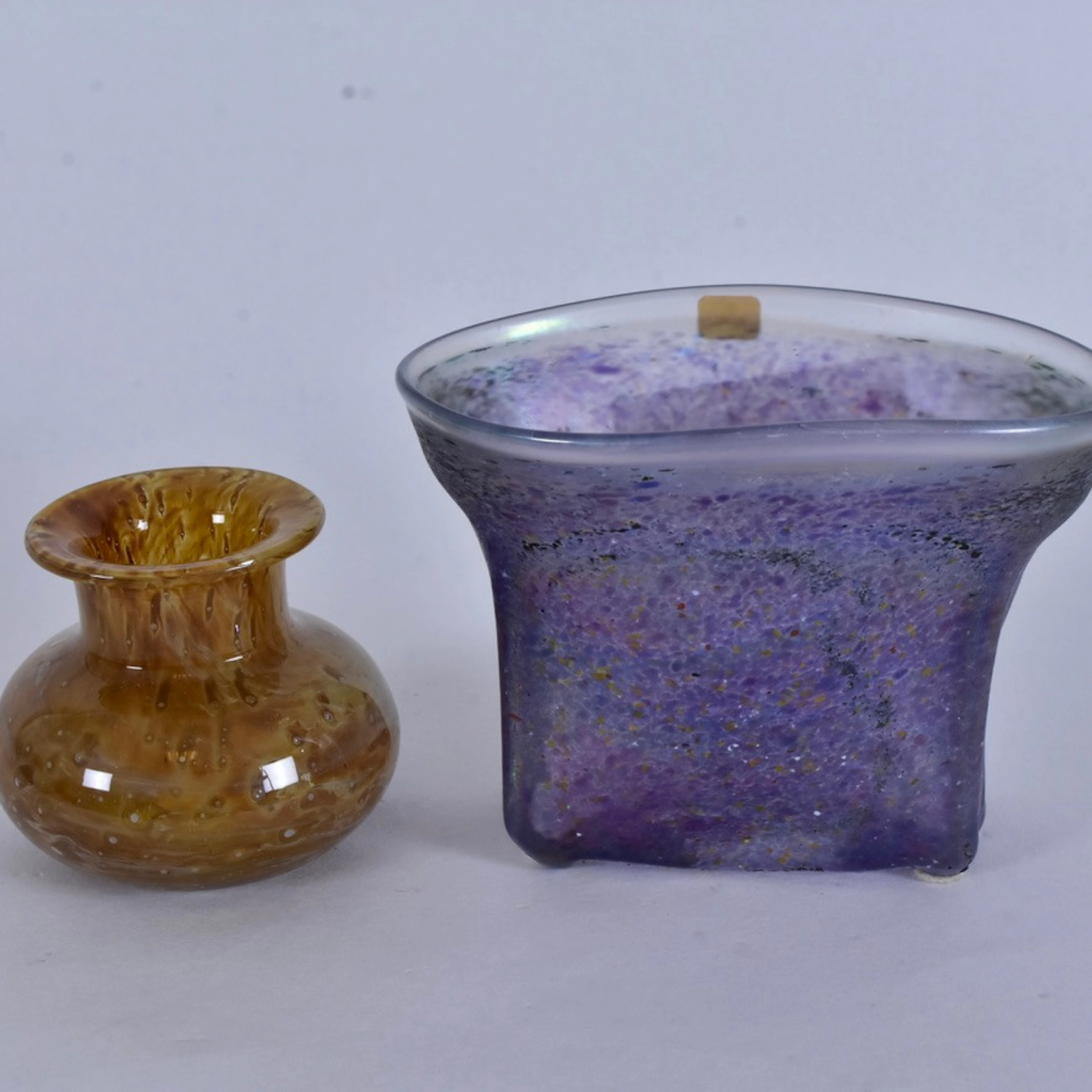 BERTIL VALLIEN. Miniatyrvaser, 2-stycken, Kosta Boda, signerade.