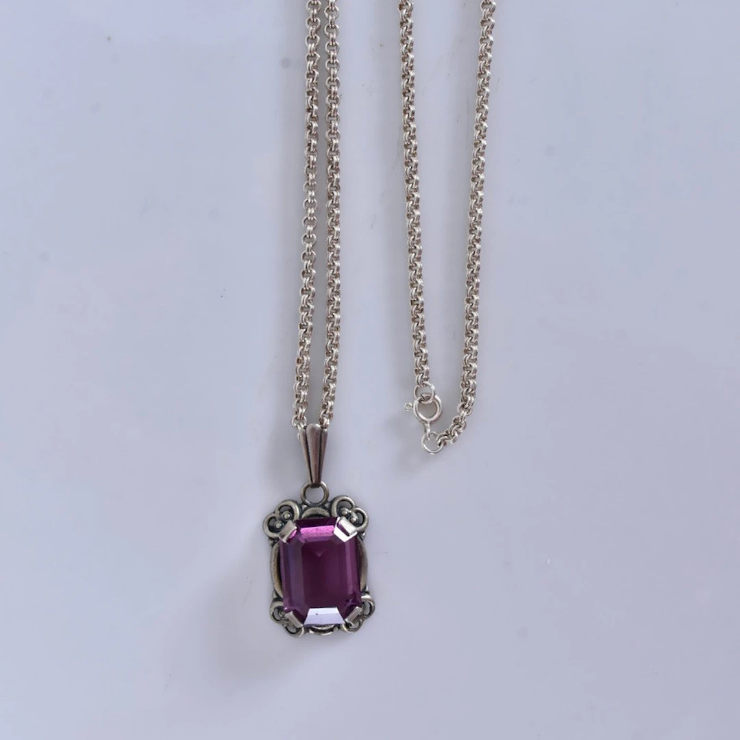 HÄNGE, med lila sten, G Kaplan Stockholm 1961, silver.