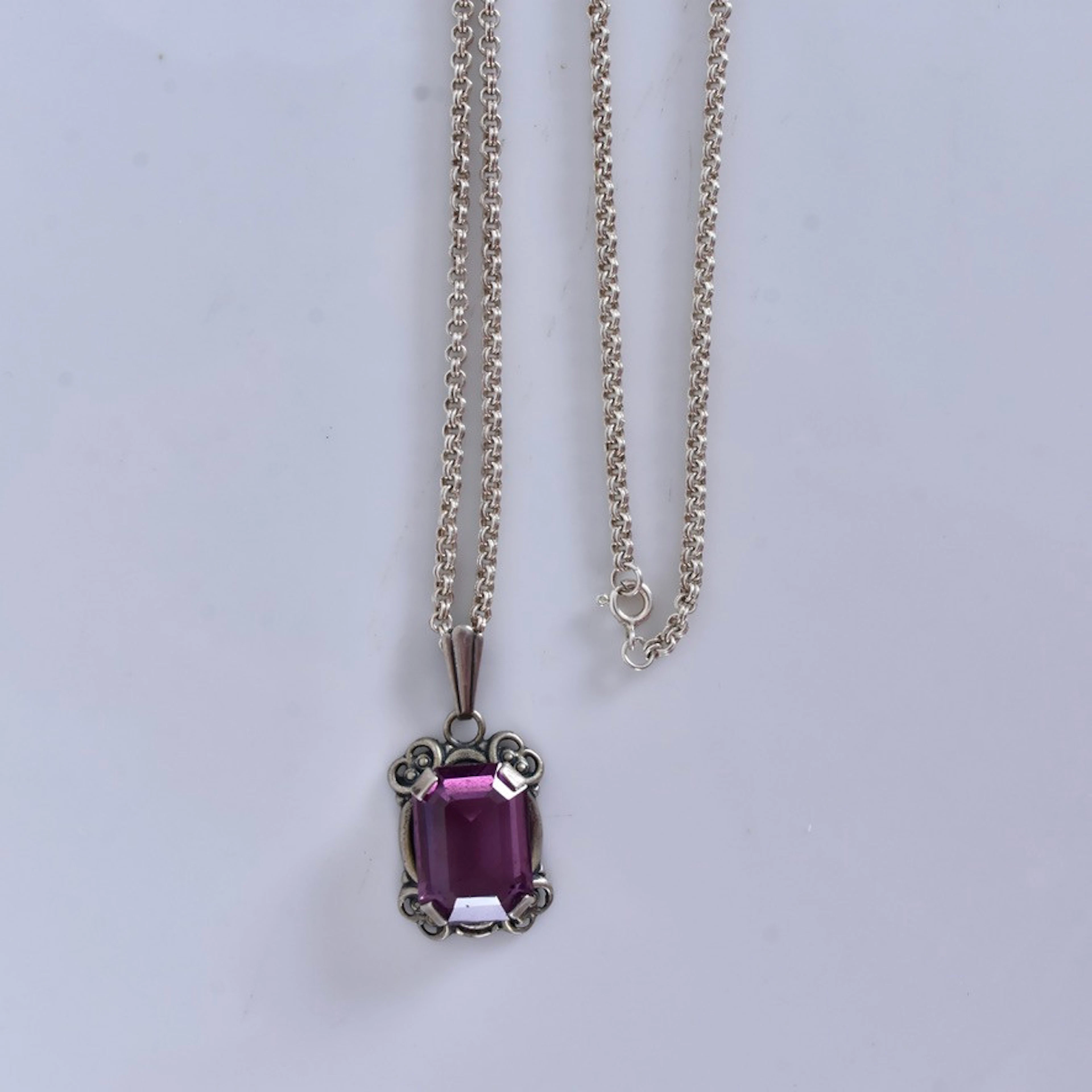 HÄNGE, med lila sten, G Kaplan Stockholm 1961, silver.