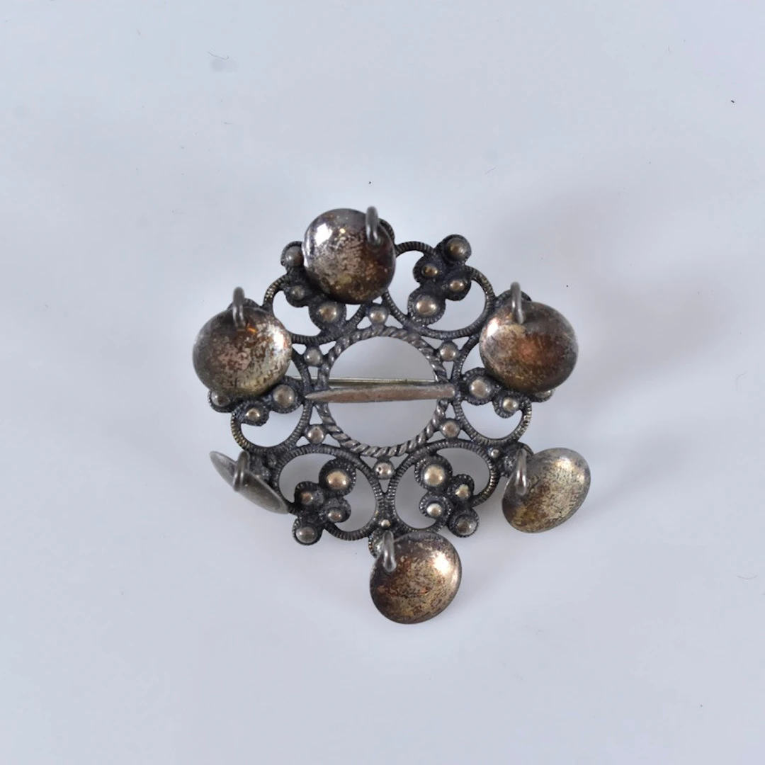 DRÄKTBROCH, silver, signerad AP.