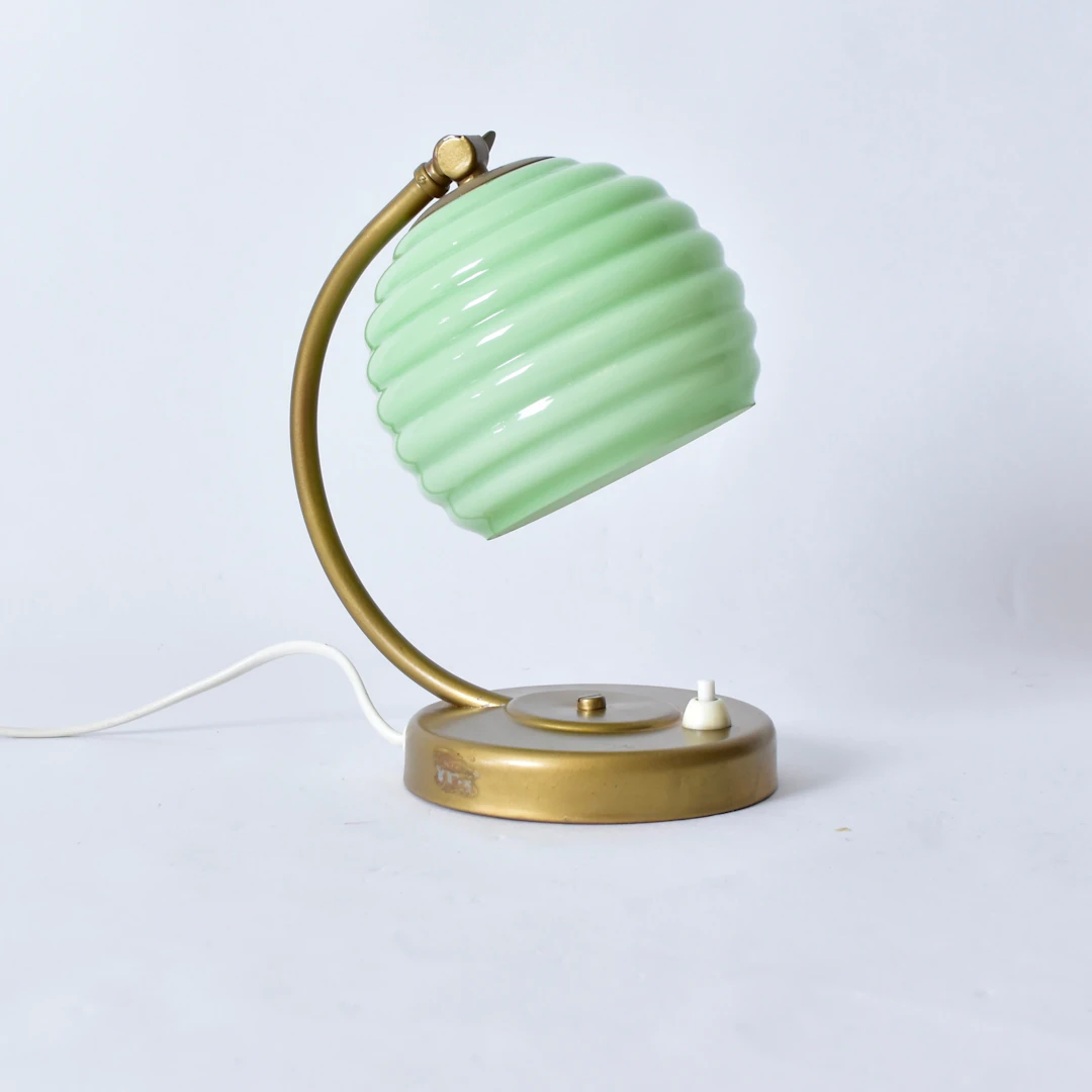 BORDS/VÄGGLAMPA, bronserad metall med grön glaskupa.