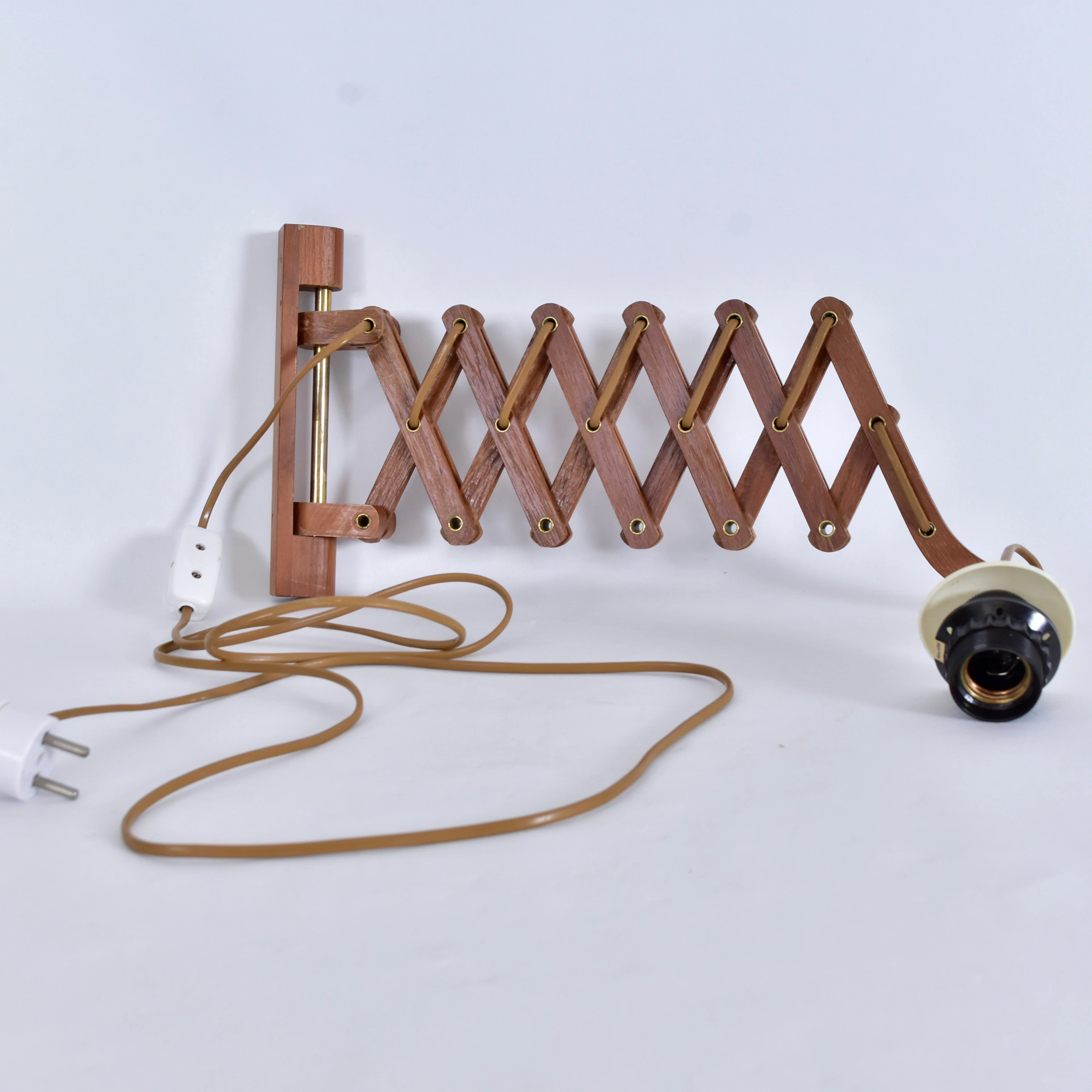 VÄGGLAMPA; teak, så kallad saxlampa.