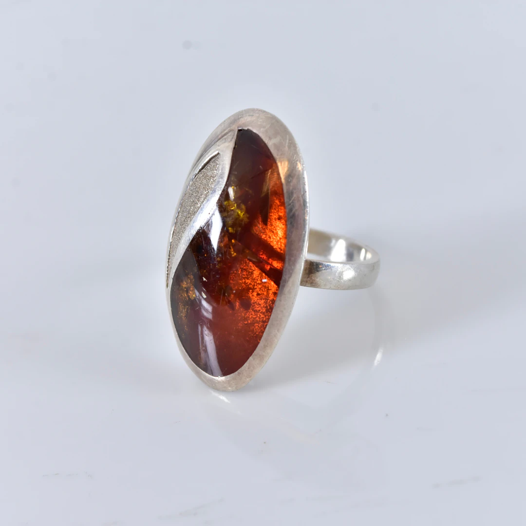 RING, med bärnsten, sterlingsilver.