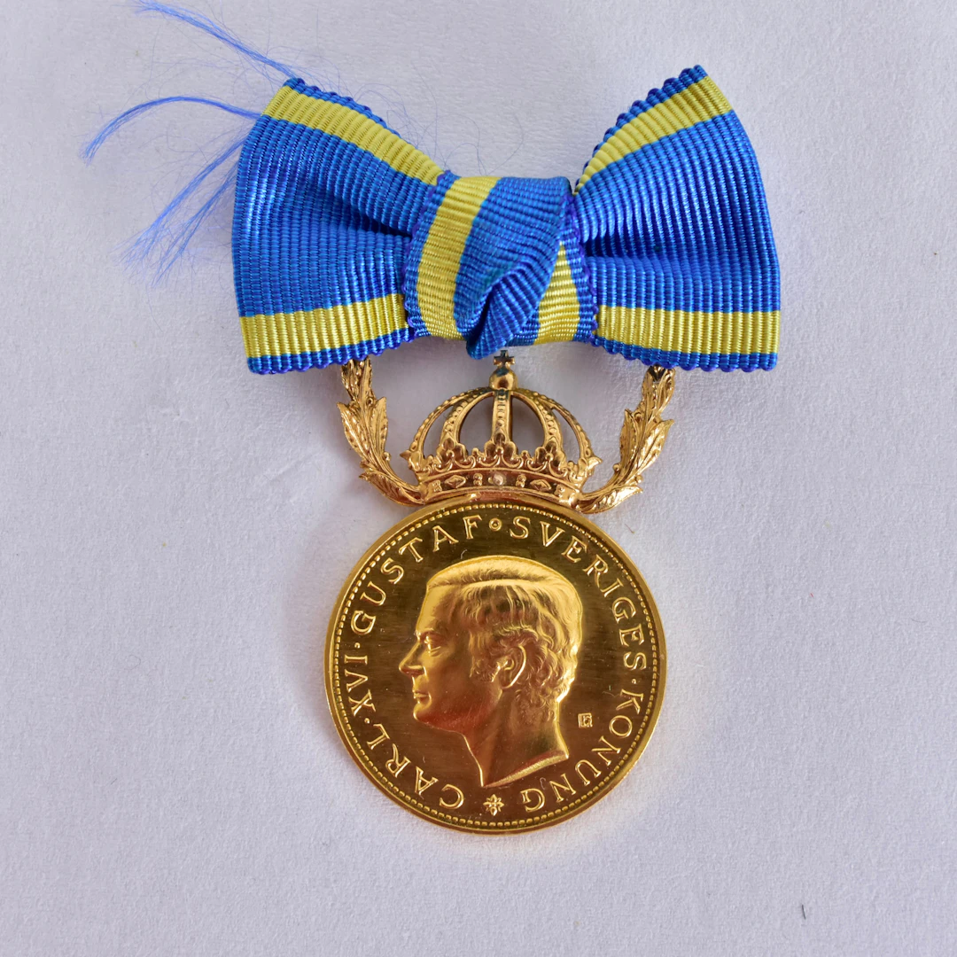 FÖRTJÄNSTMEDALJ, 23 och 18 karat rödguld.