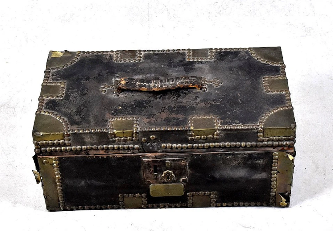 SKRIN/KOFFERT, läderklätt trä med mässingbeslag, USA, 1800-talets mitt.