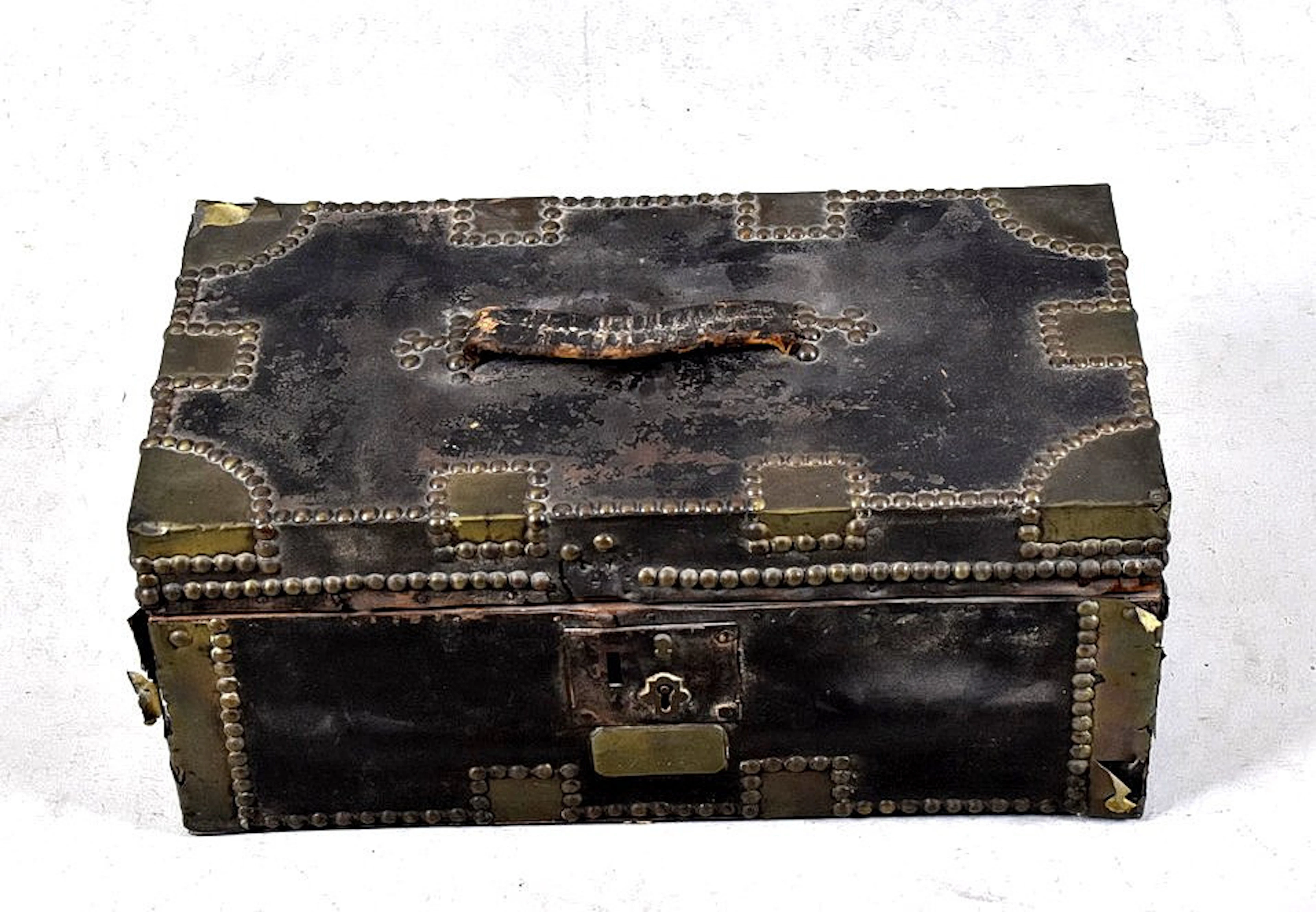 SKRIN/KOFFERT, läderklätt trä med mässingbeslag, USA, 1800-talets mitt.