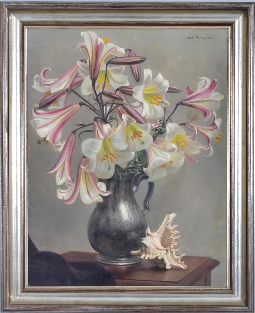 JAN EVERSEN. oljemålning på duk, stilleben med blonnor i tennkrus.