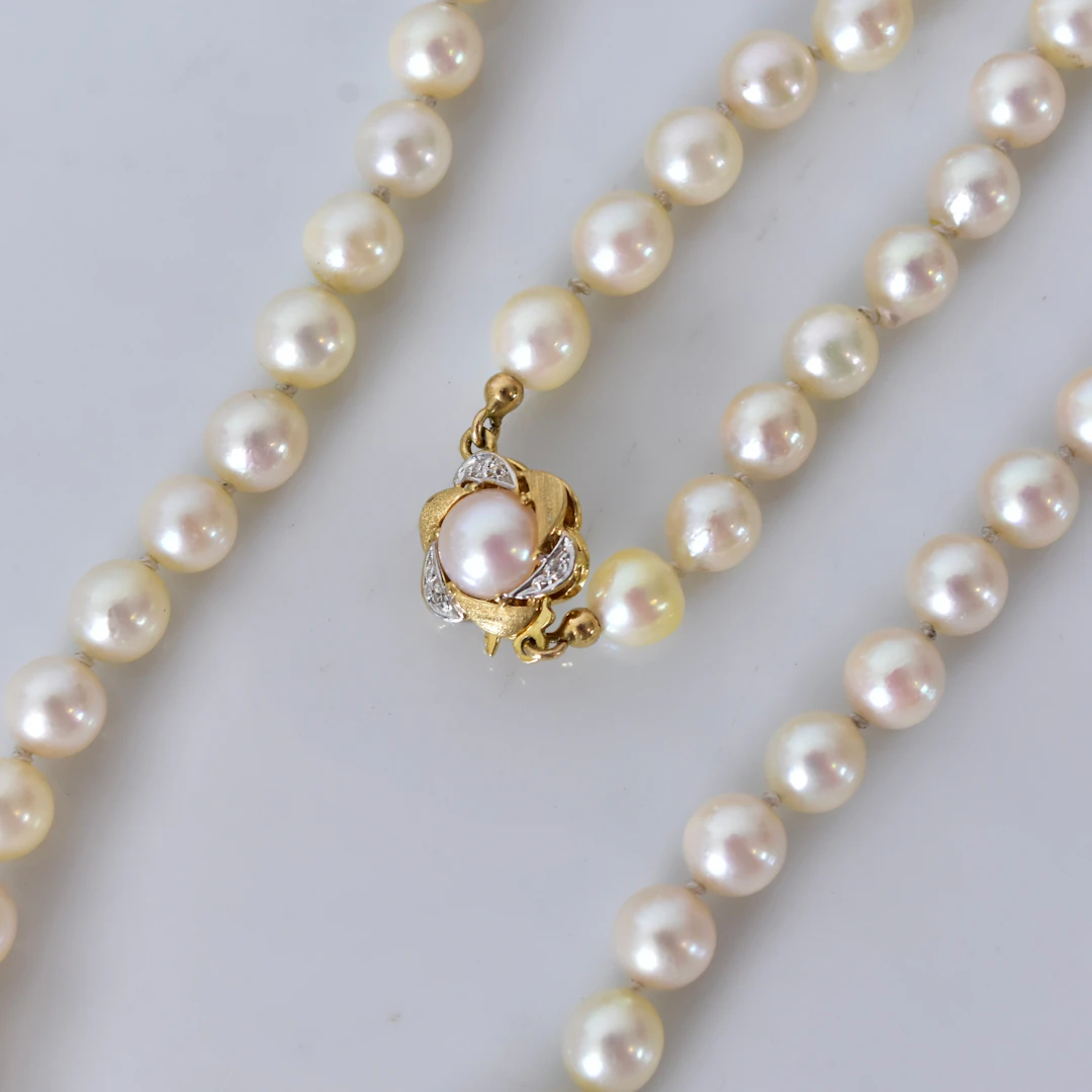 PÄRLCOLLIER, med guld och diamantlås, 18K.