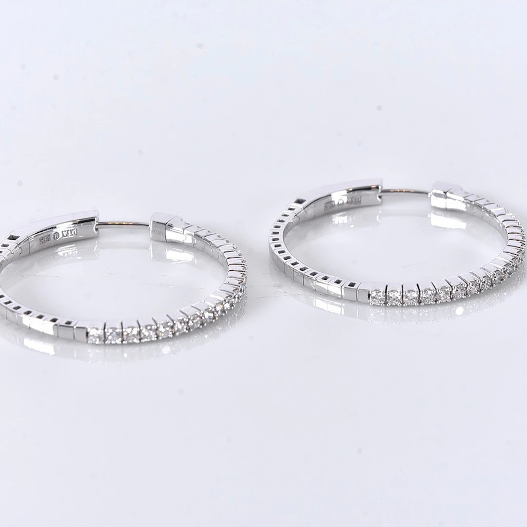 DIAMANTCREOLER, ett par, 0,81ct, vitguld 18K.